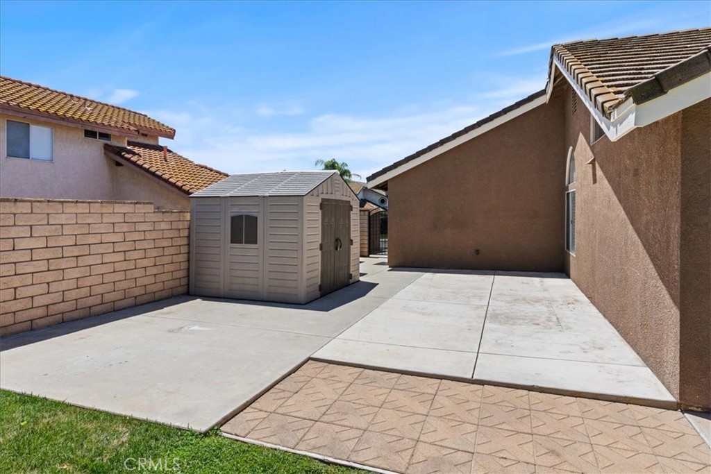 106 Bracebridge Court Riverside, CA 92506 - Photo 27 of 48 a backyard of a house with lots of green space