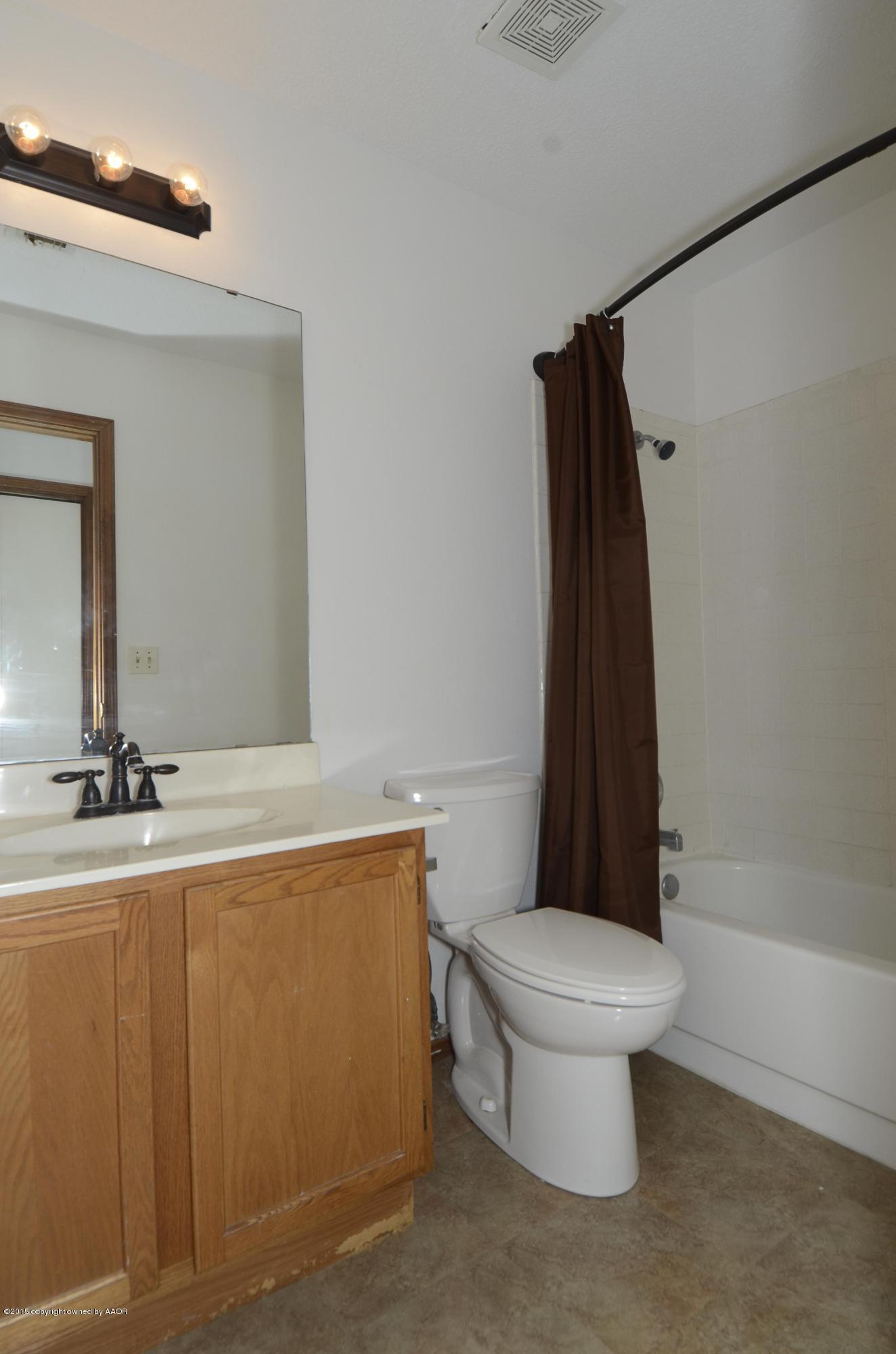 5300 Raindrop Lane Amarillo, TX 79110 - Photo 16 of 25 16 Bathroom 2