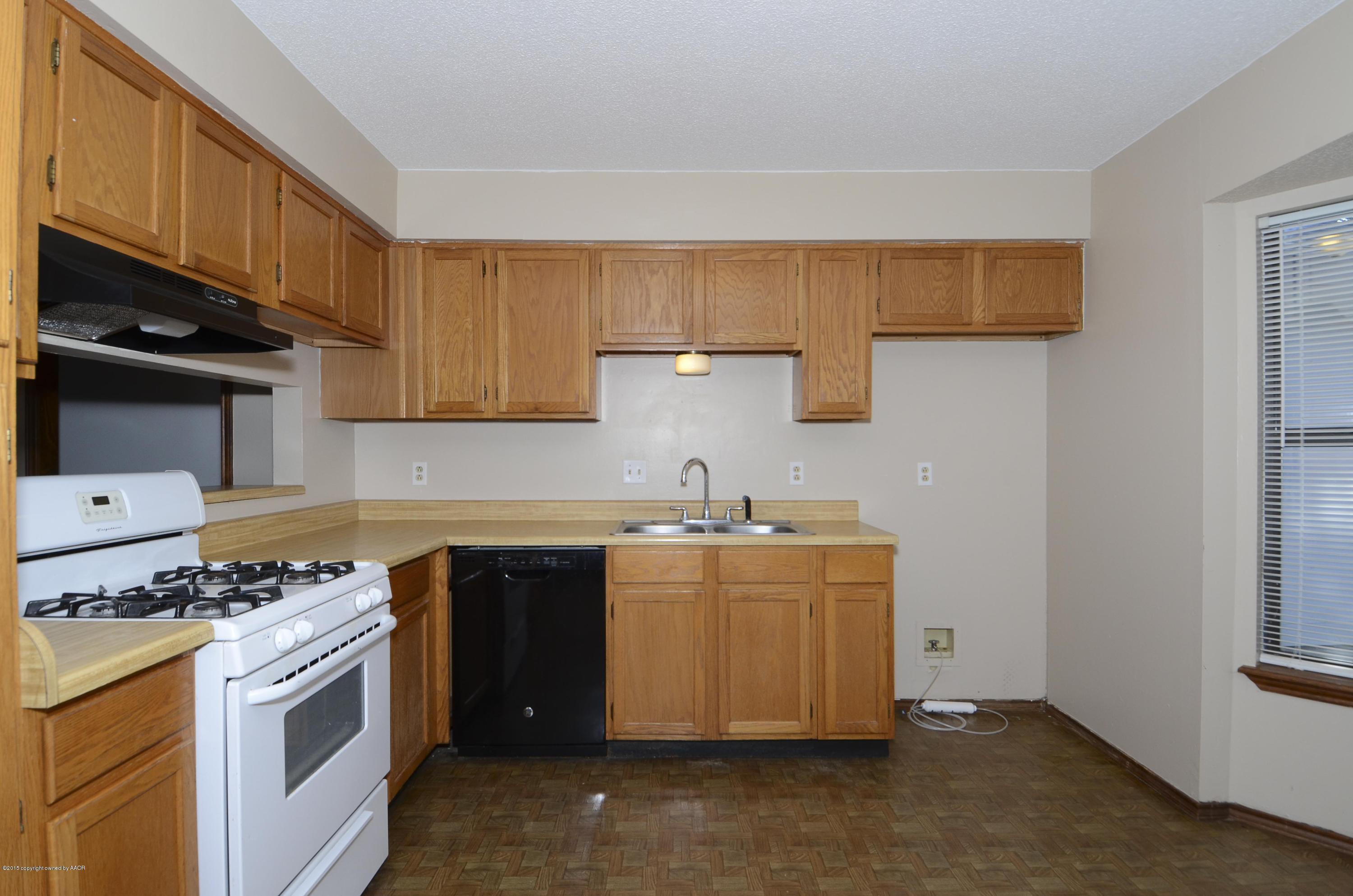 5300 Raindrop Lane Amarillo, TX 79110 - Photo 10 of 25 10 Kitchen