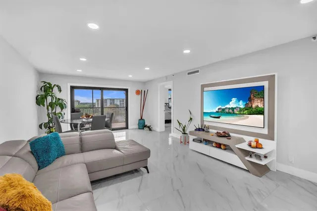 $350,000 | 2221 Cypress Island Drive, Unit 708, Pompano Beach, FL 33069