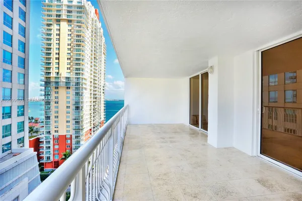 $2,800 | 1200 Brickell Bay Drive, Unit 1614, Miami, FL 33131