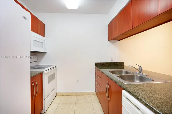 $2,800 | 1200 Brickell Bay Drive, Unit 1614, Miami, FL 33131