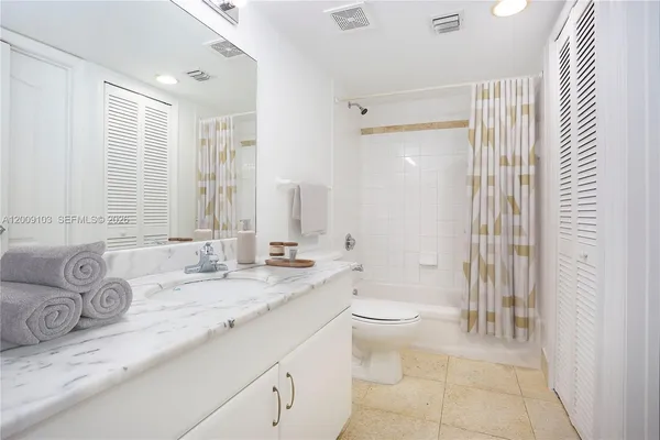 $2,800 | 1200 Brickell Bay Drive, Unit 1614, Miami, FL 33131