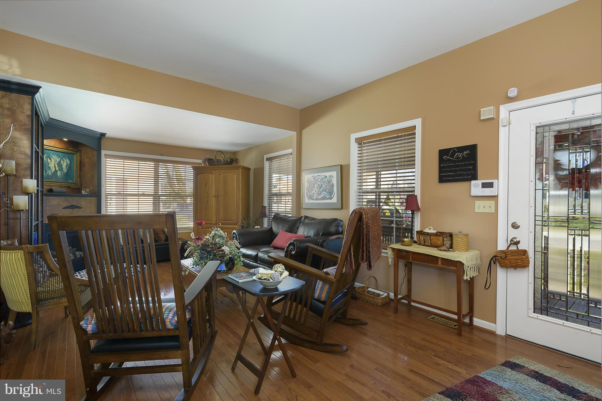 248 Wanda Road Pasadena, MD 21122 - Photo 6 of 25 LIVING ROOM