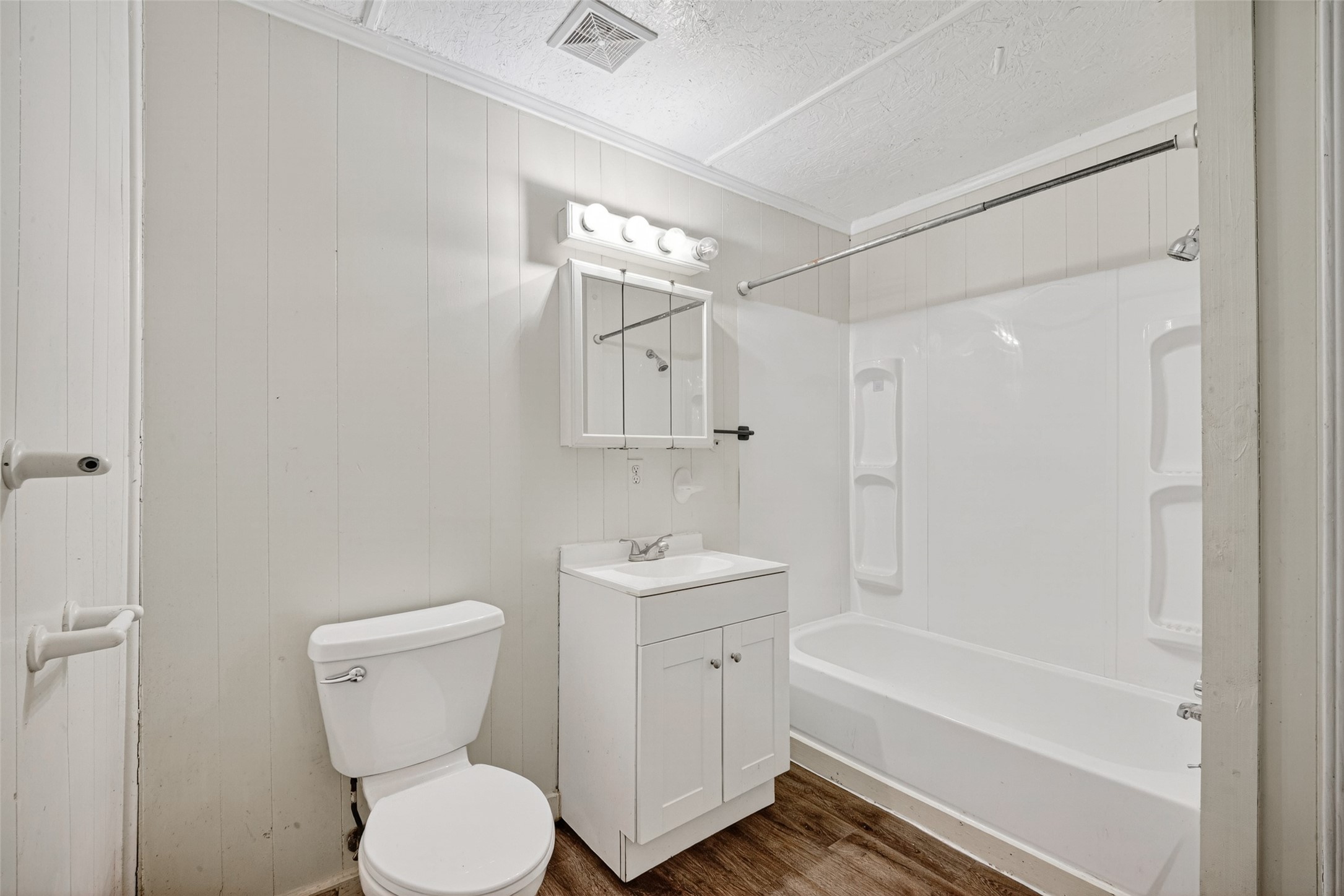 12731 Wanda Way, Unit 685 Rosharon, TX 77583 - Photo 10 of 12 Hall Bathroom