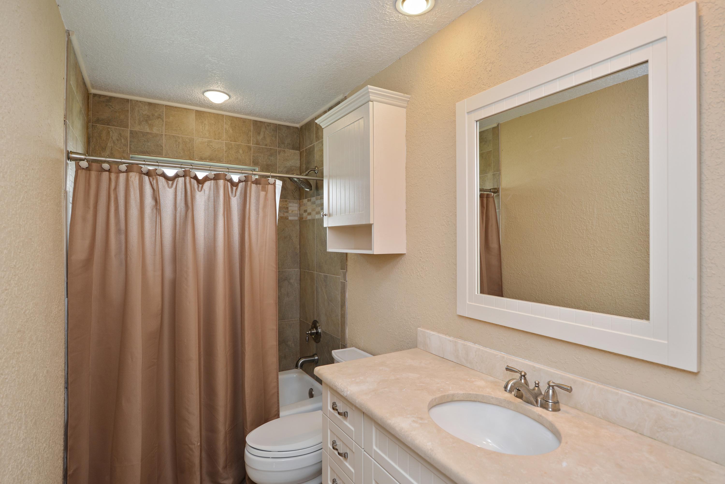 130 Raintree Trail Jupiter, FL 33458 - Photo 13 of 15 2nd Bathroom