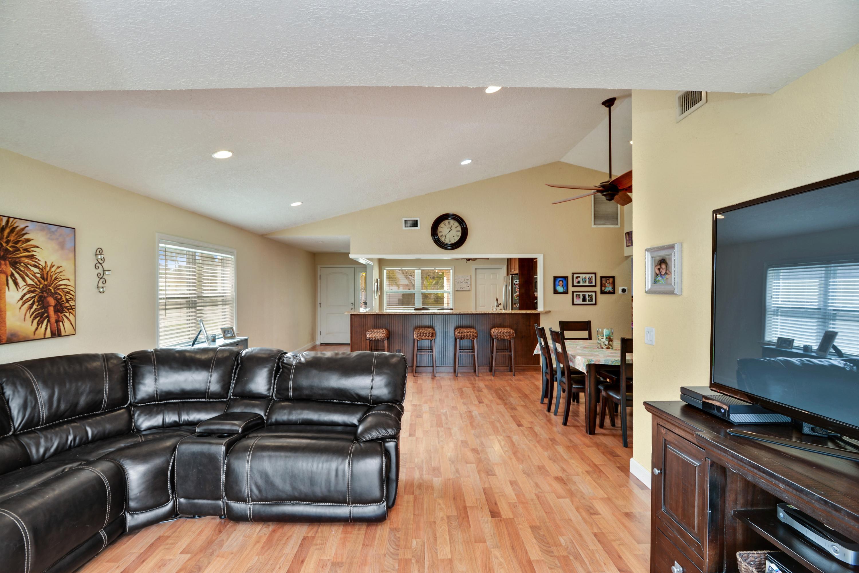 130 Raintree Trail Jupiter, FL 33458 - Photo 6 of 15 Living Room