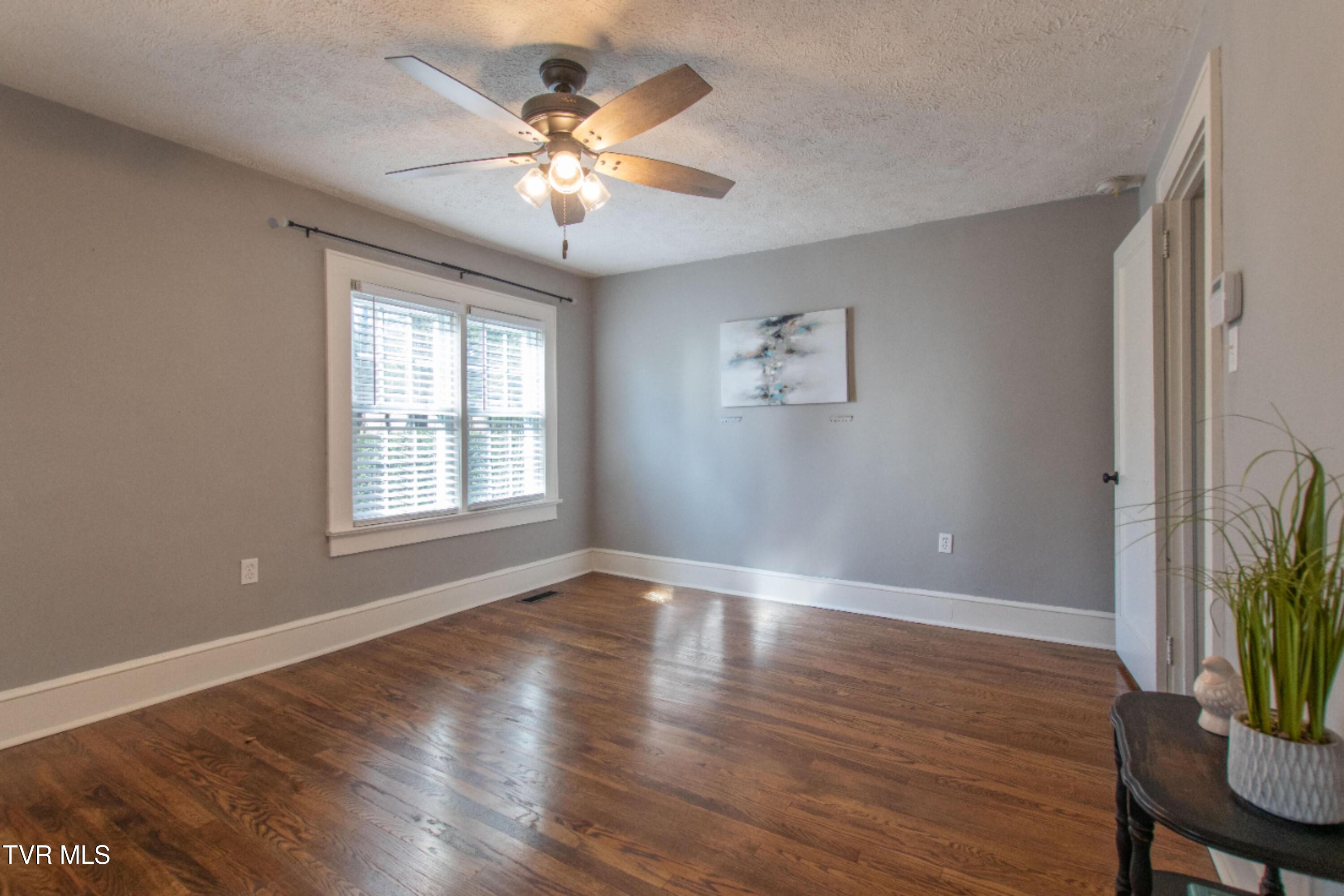 1605 Overhill Road Bristol, VA 24201 - Photo 25 of 66 Overhill sun room-2