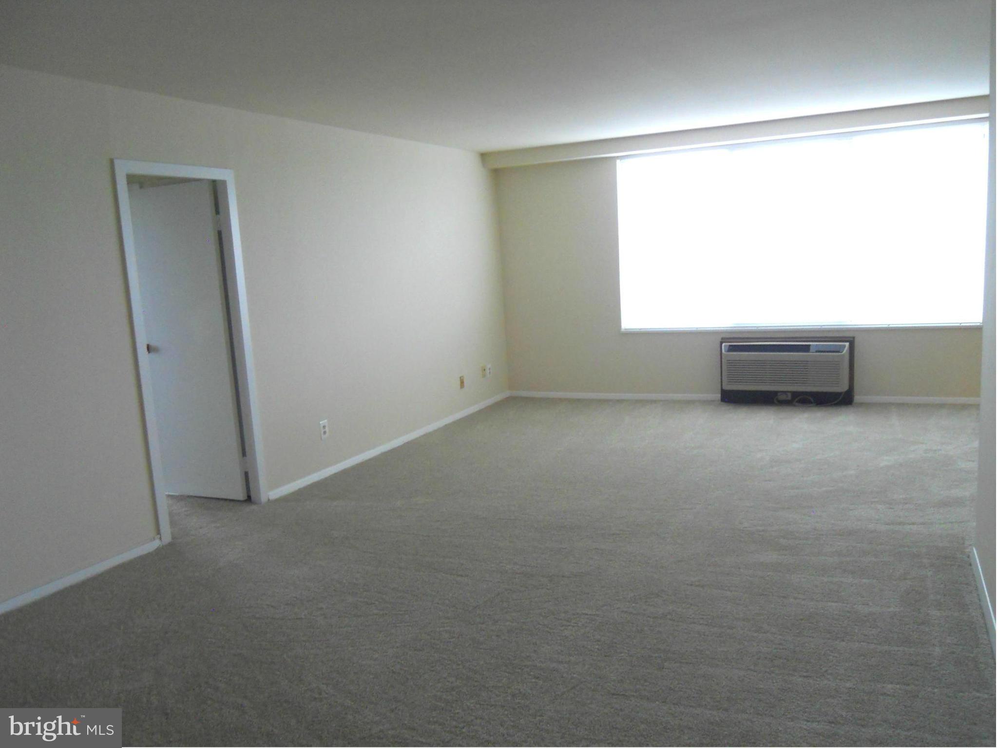 9701 Fields Road, Unit 601 Gaithersburg, MD 20878 - Photo 8 of 22 Living Room