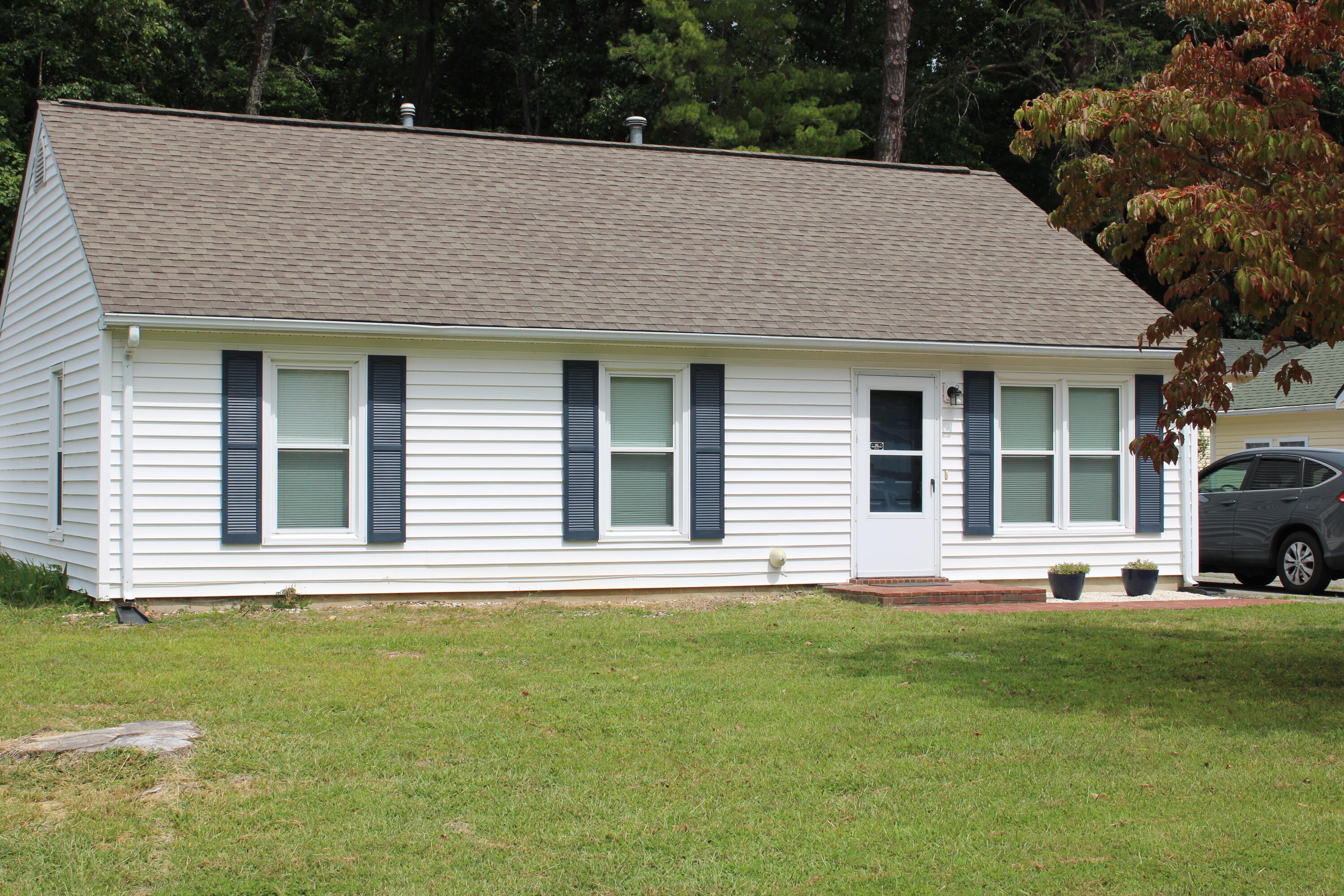 2917 Elderwood Road Salem, VA 24153 - Photo 1 of 24 a house view with a garden space