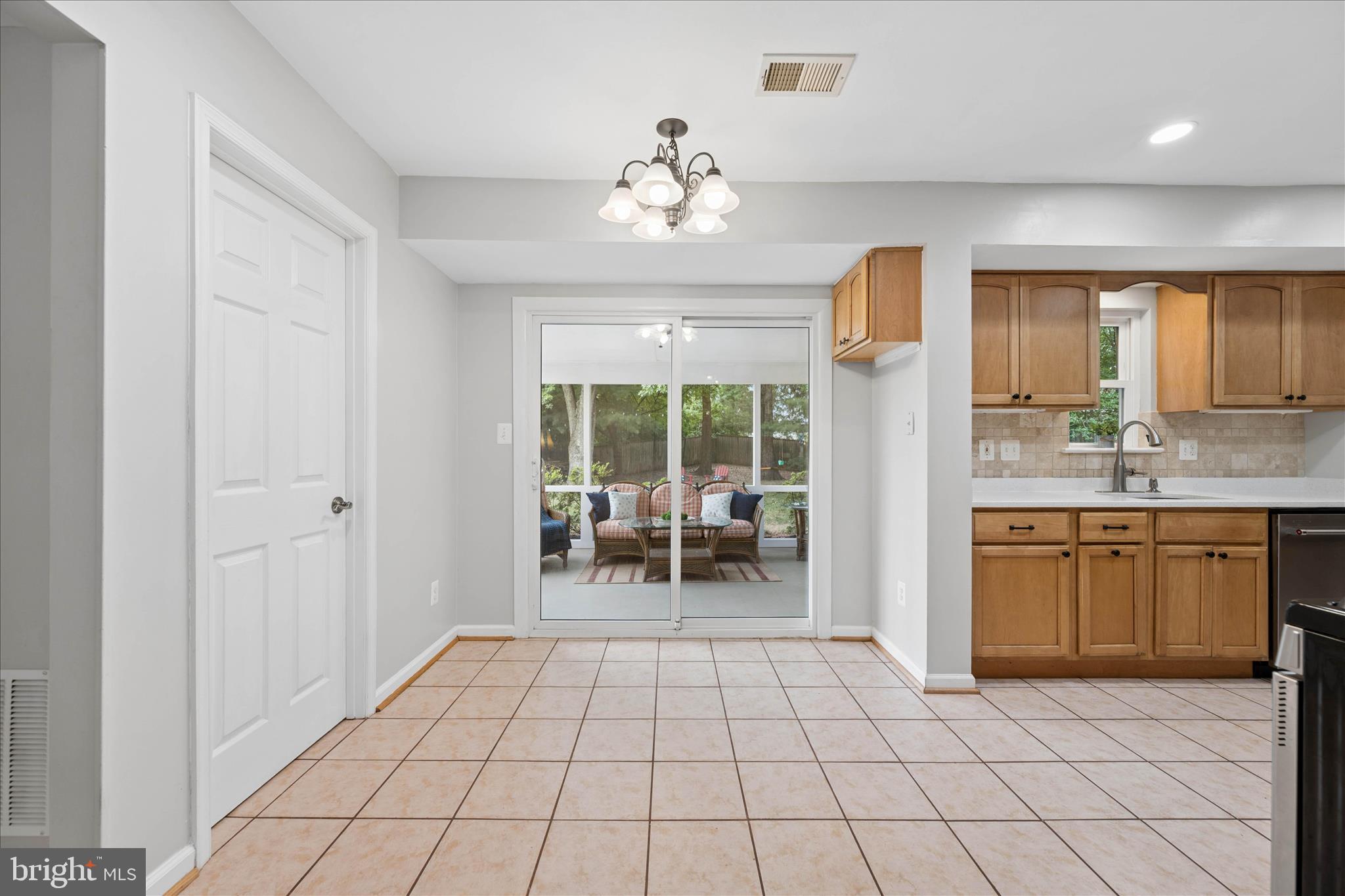 19804 Westerly Avenue Poolesville, MD 20837 - Photo 18 of 60 Breakfast Area