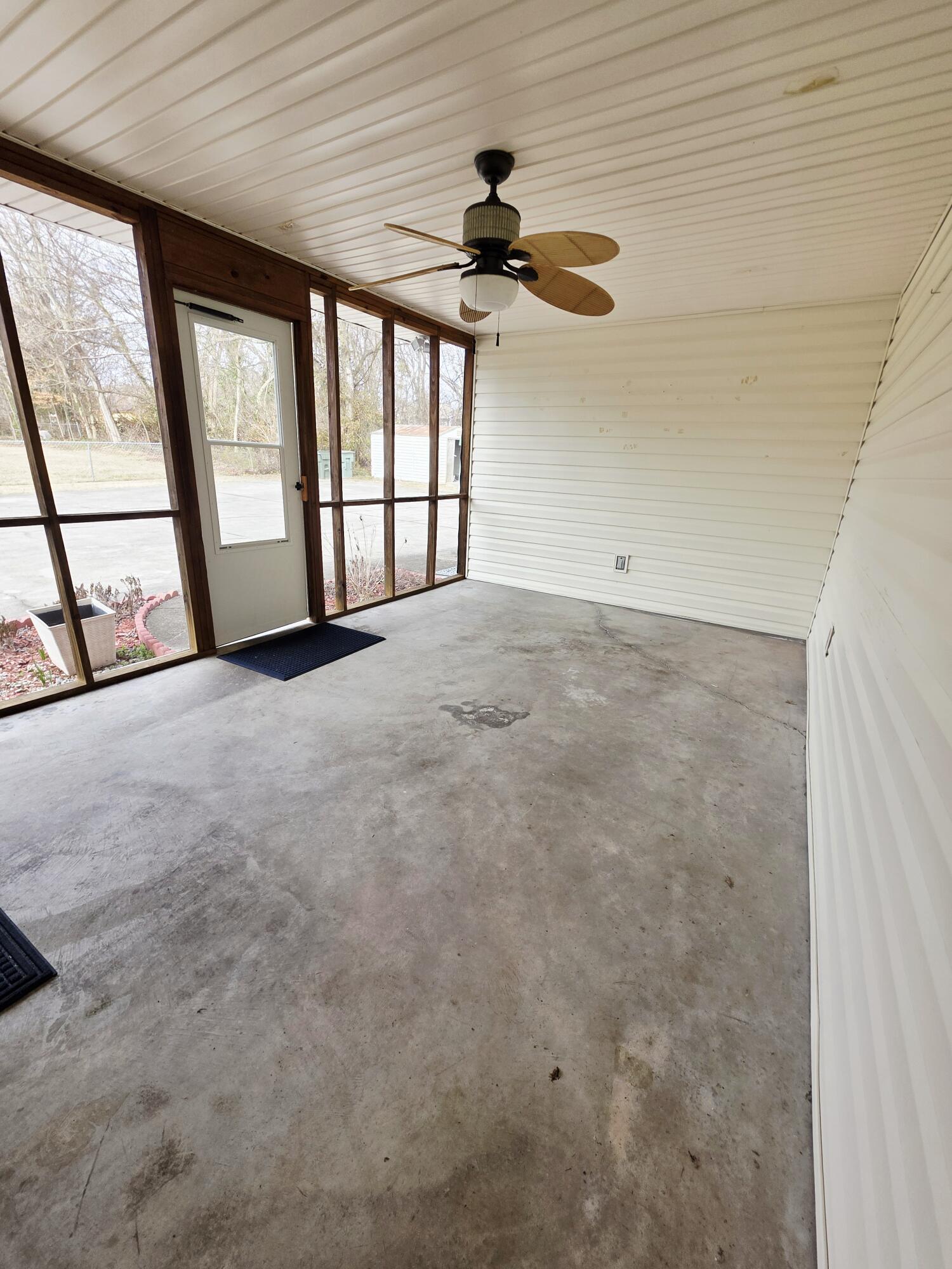 7425 Igou Gap Road Chattanooga, TN 37421 - Photo 5 of 24 Screen Porch
