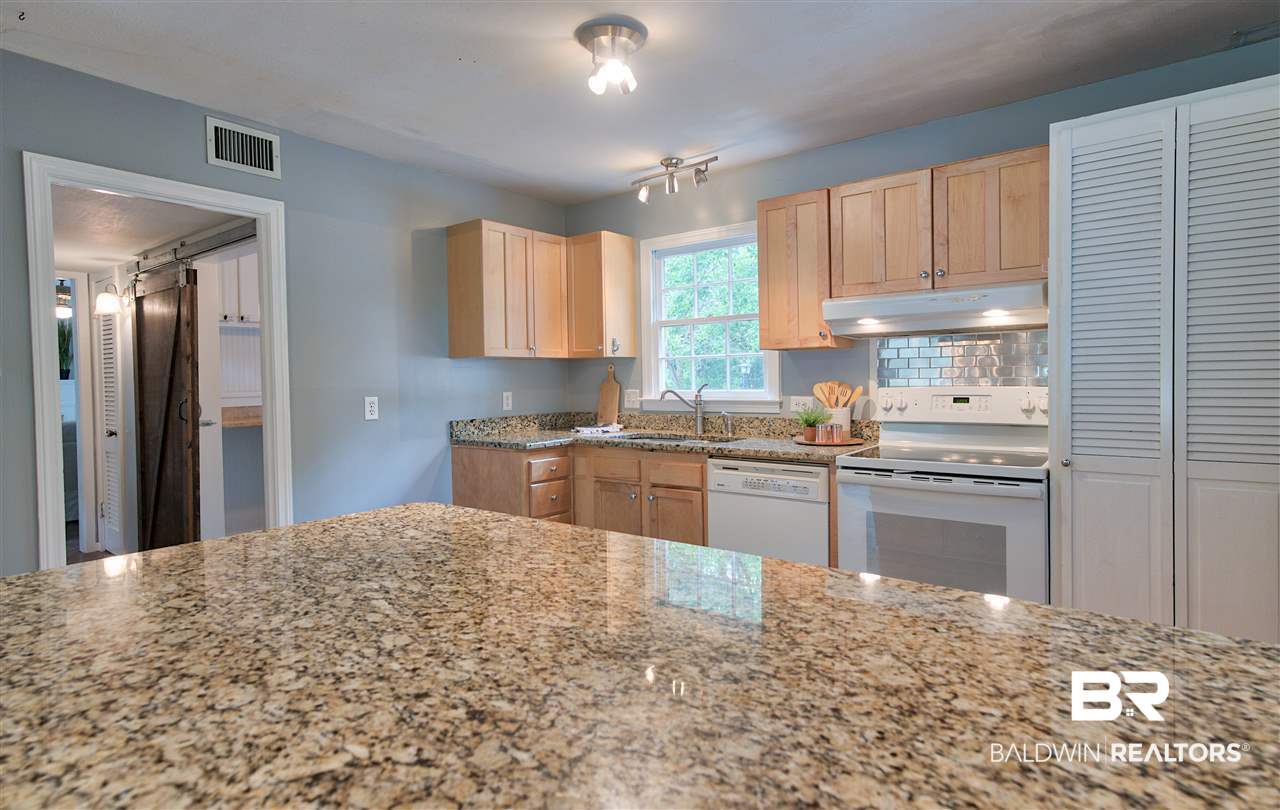 2715 Woodland Road Mobile, AL 36693 - Photo 10 of 28 Granite Counters