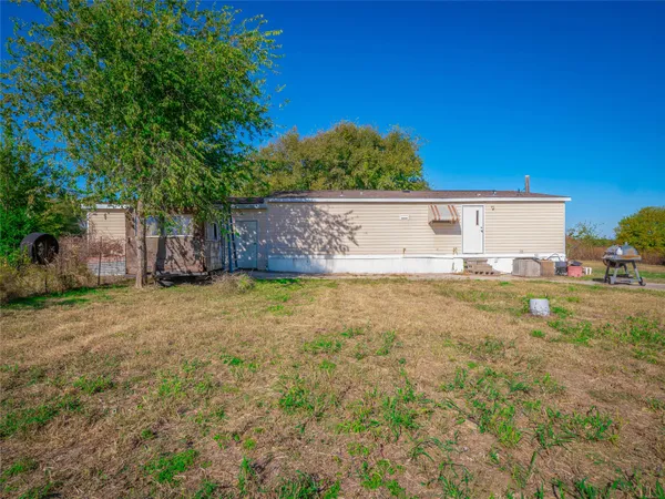 a view of a back yard