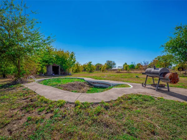 a view of a garden with lawn chairs