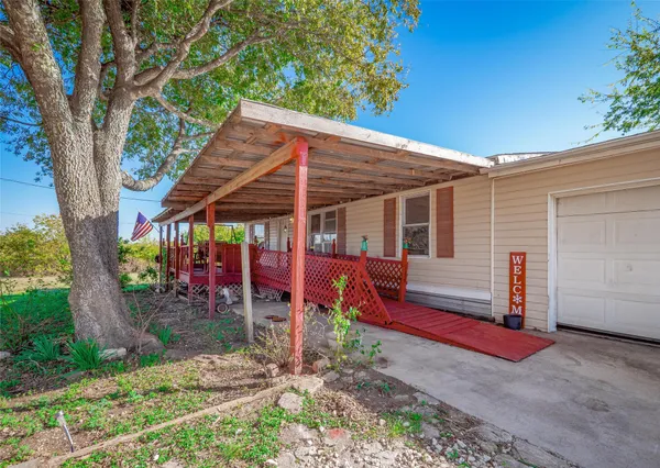 a view of a house with backyard