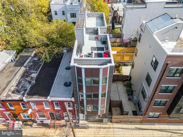 a view of building with outdoor space