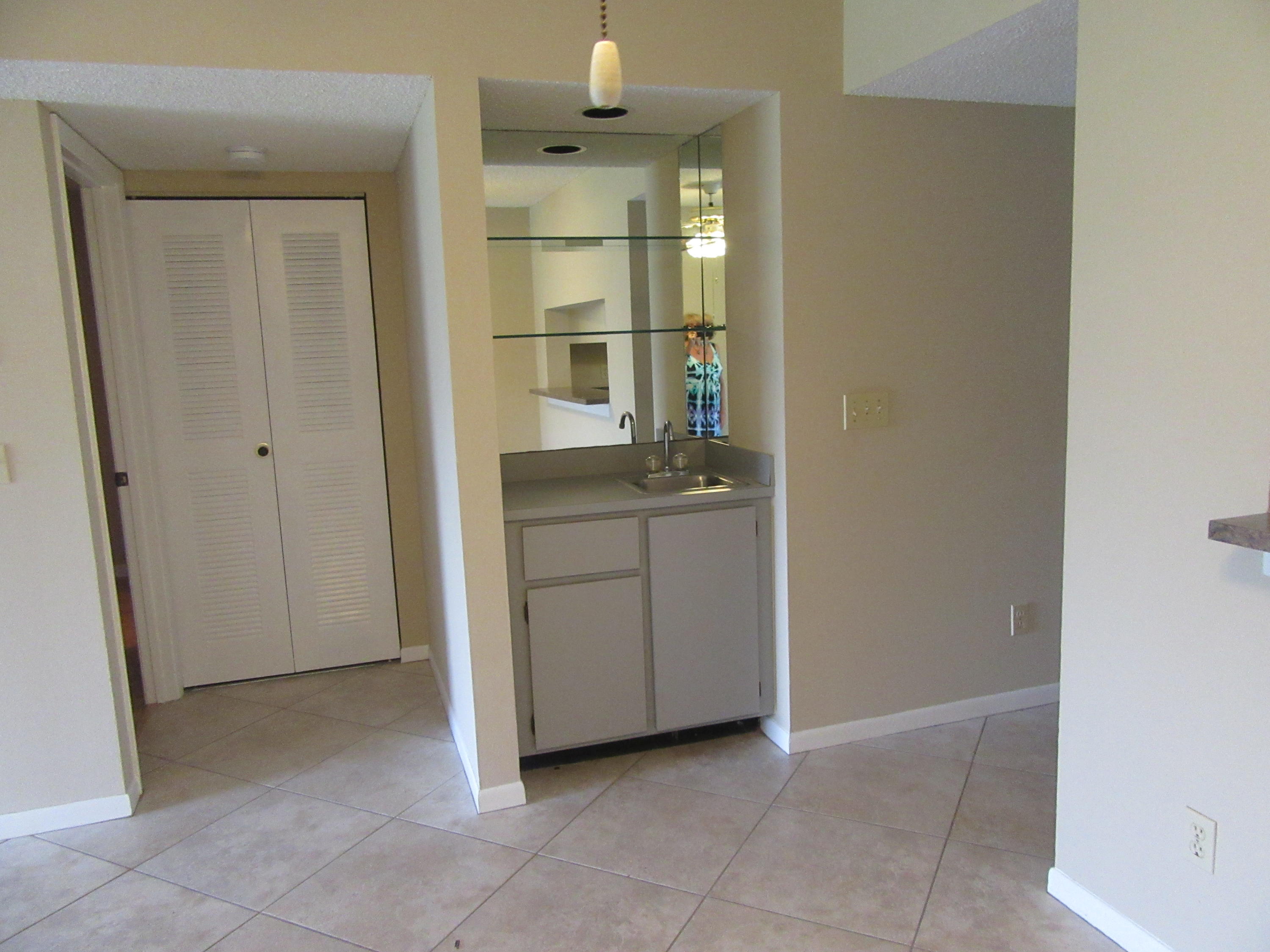 901 Pinecrest Circle, Unit D Jupiter, FL 33458 - Photo 3 of 24 Wet Bar