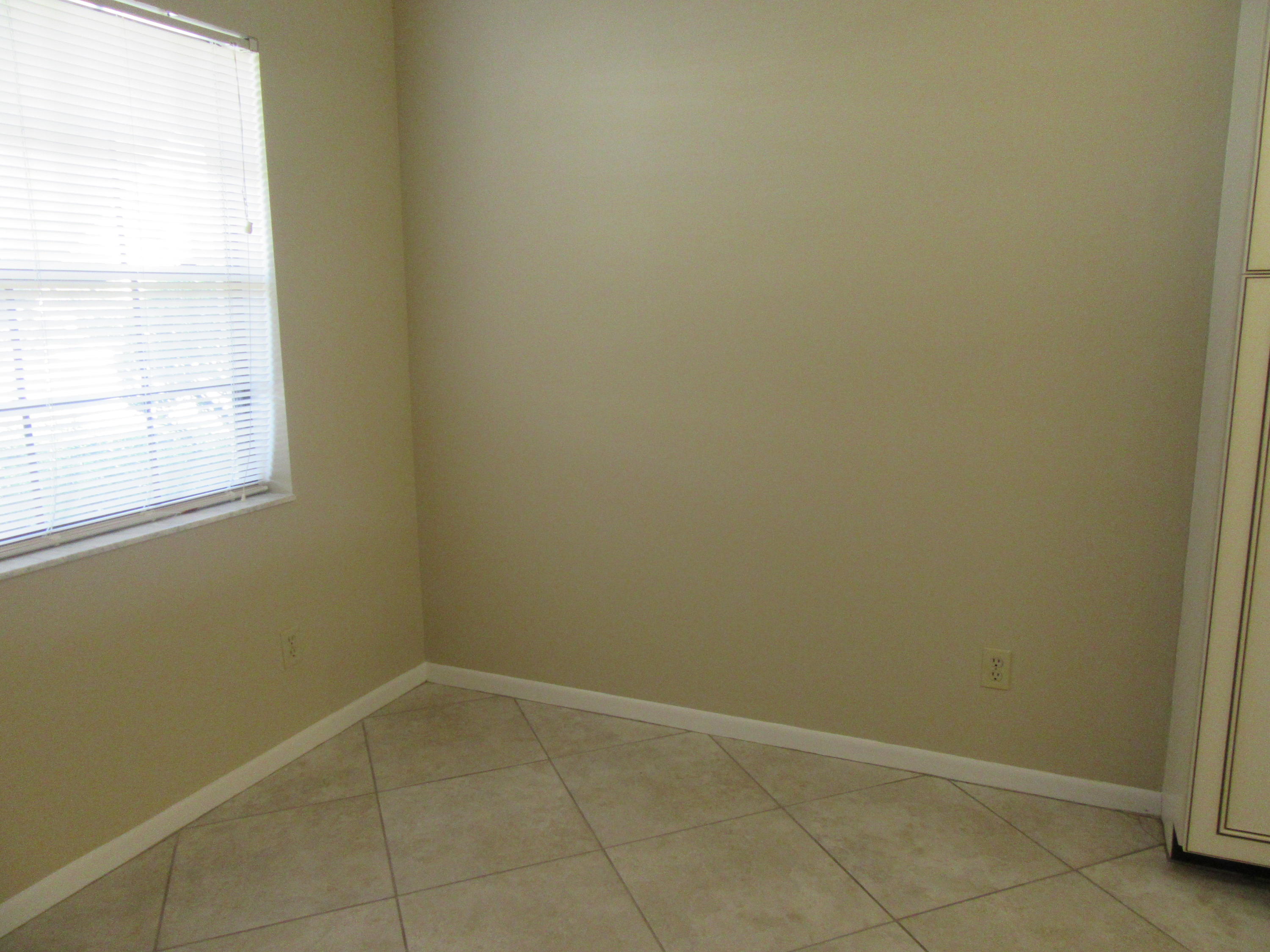 901 Pinecrest Circle, Unit D Jupiter, FL 33458 - Photo 6 of 24 Kitchen dining area