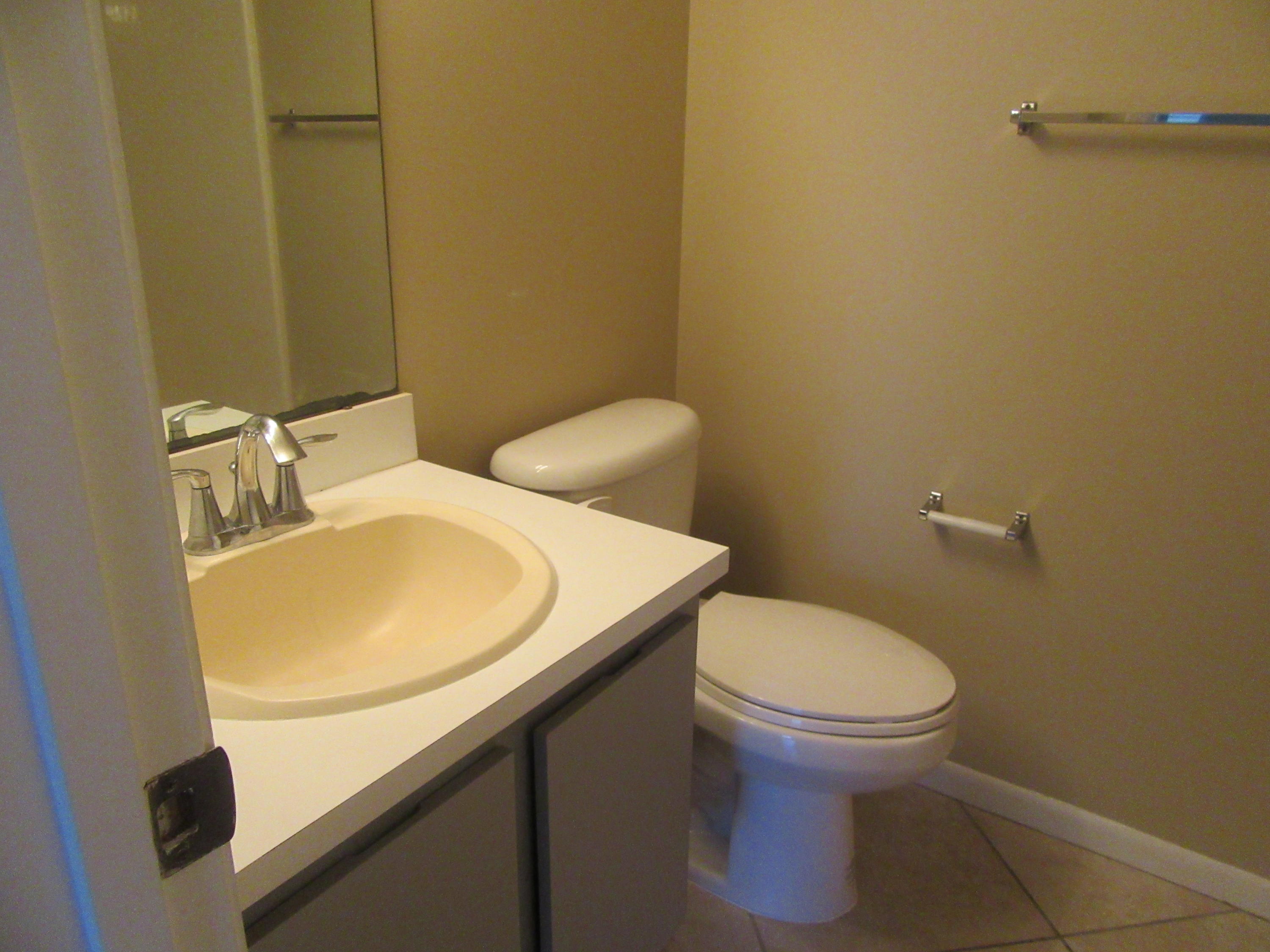 901 Pinecrest Circle, Unit D Jupiter, FL 33458 - Photo 10 of 24 Guest bath