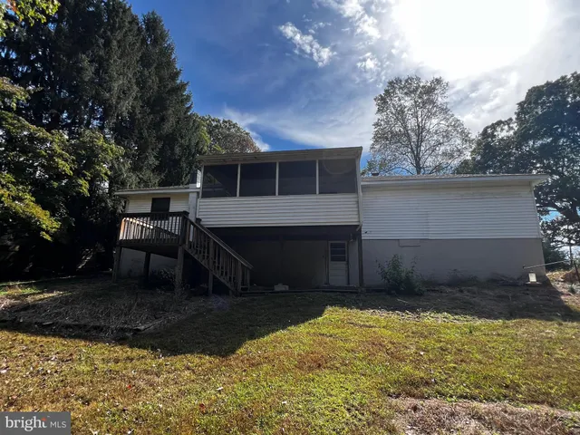 a view of a backyard