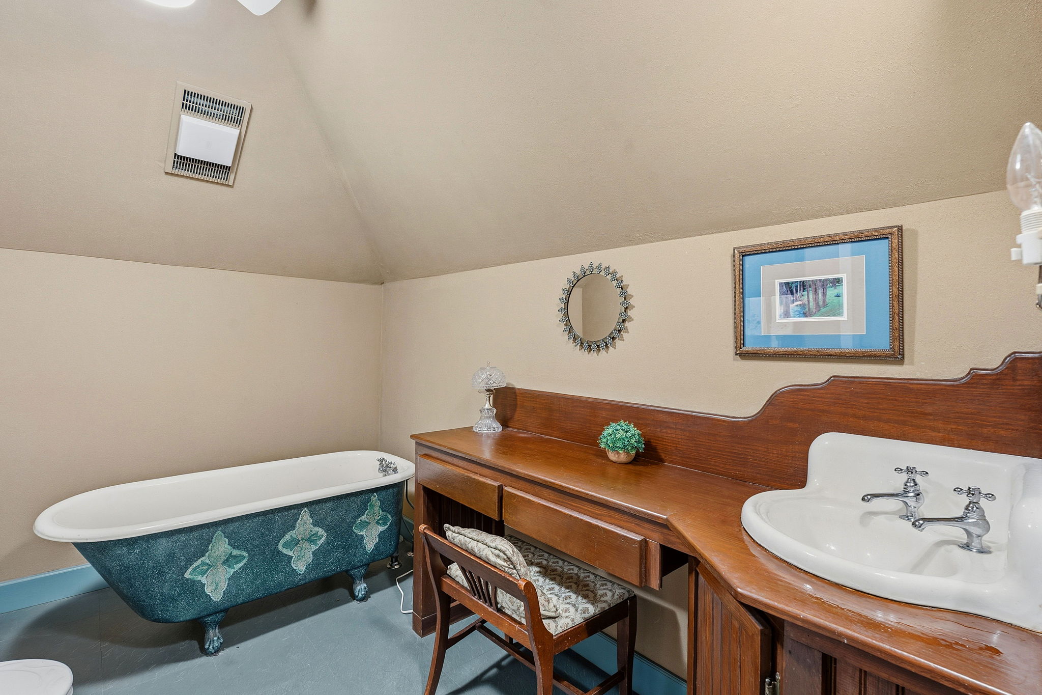 410 Cibilo Street Lockhart, TX 78644 - Photo 17 of 36 a room with chair and a table
