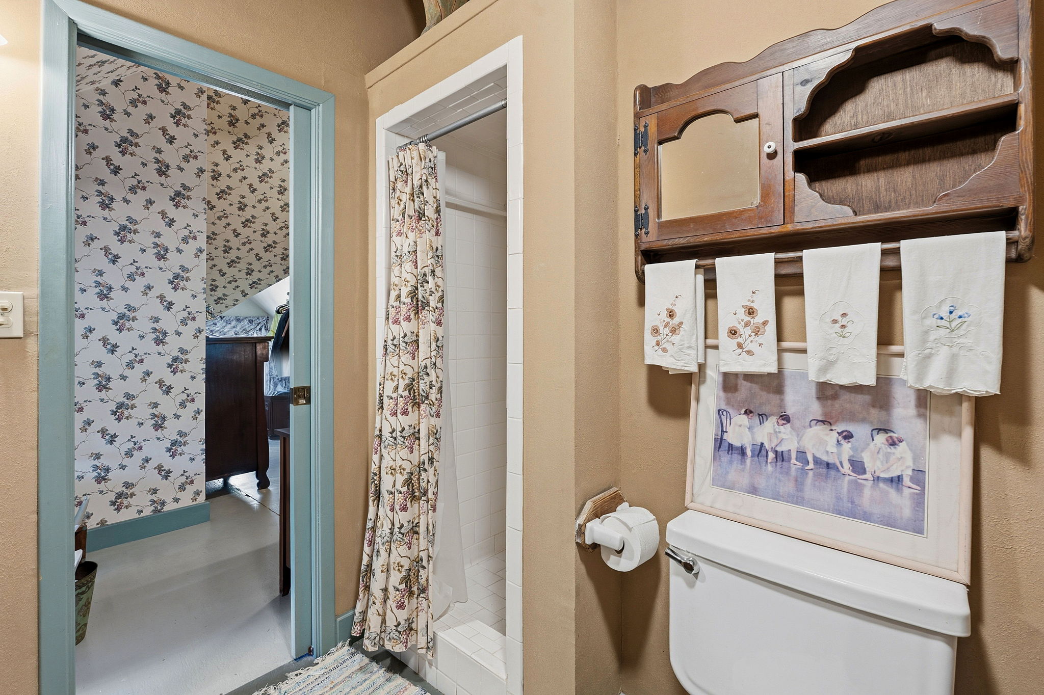 410 Cibilo Street Lockhart, TX 78644 - Photo 18 of 36 a bathroom with a bathtub and shower