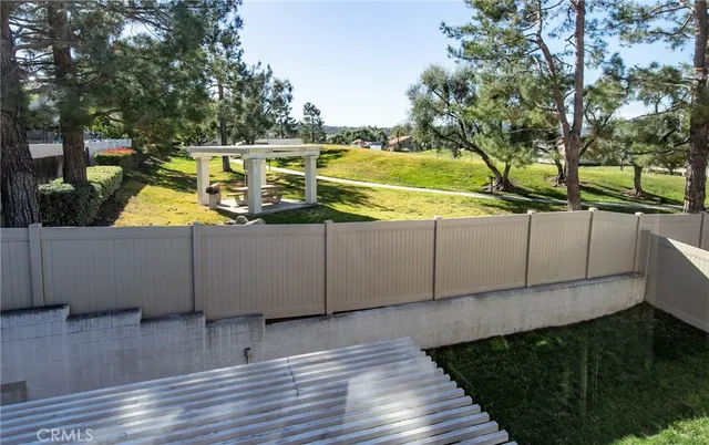 a view of a backyard