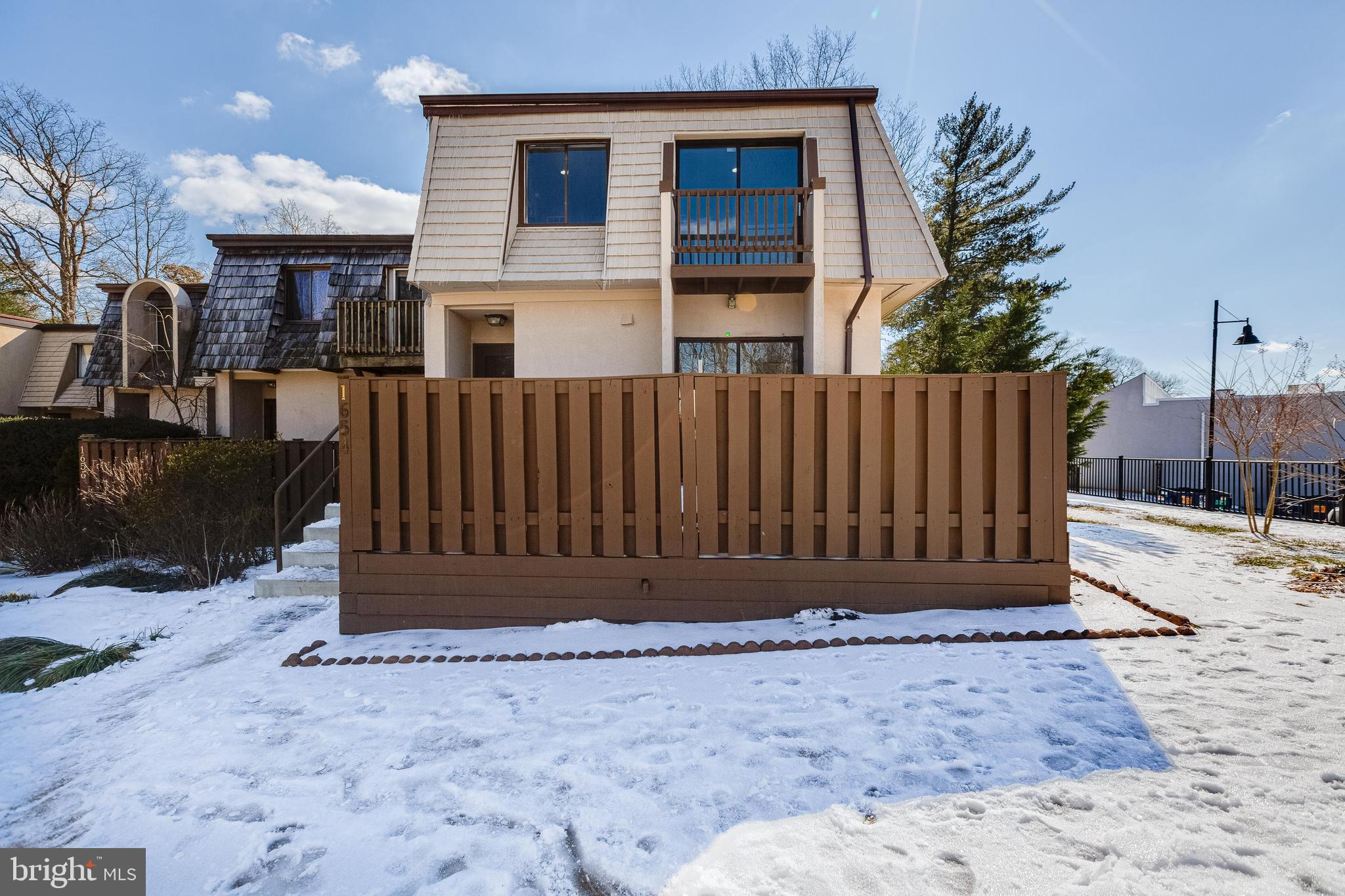 1654 Valencia Way Reston, VA 20190 - Photo 4 of 43 Outside front