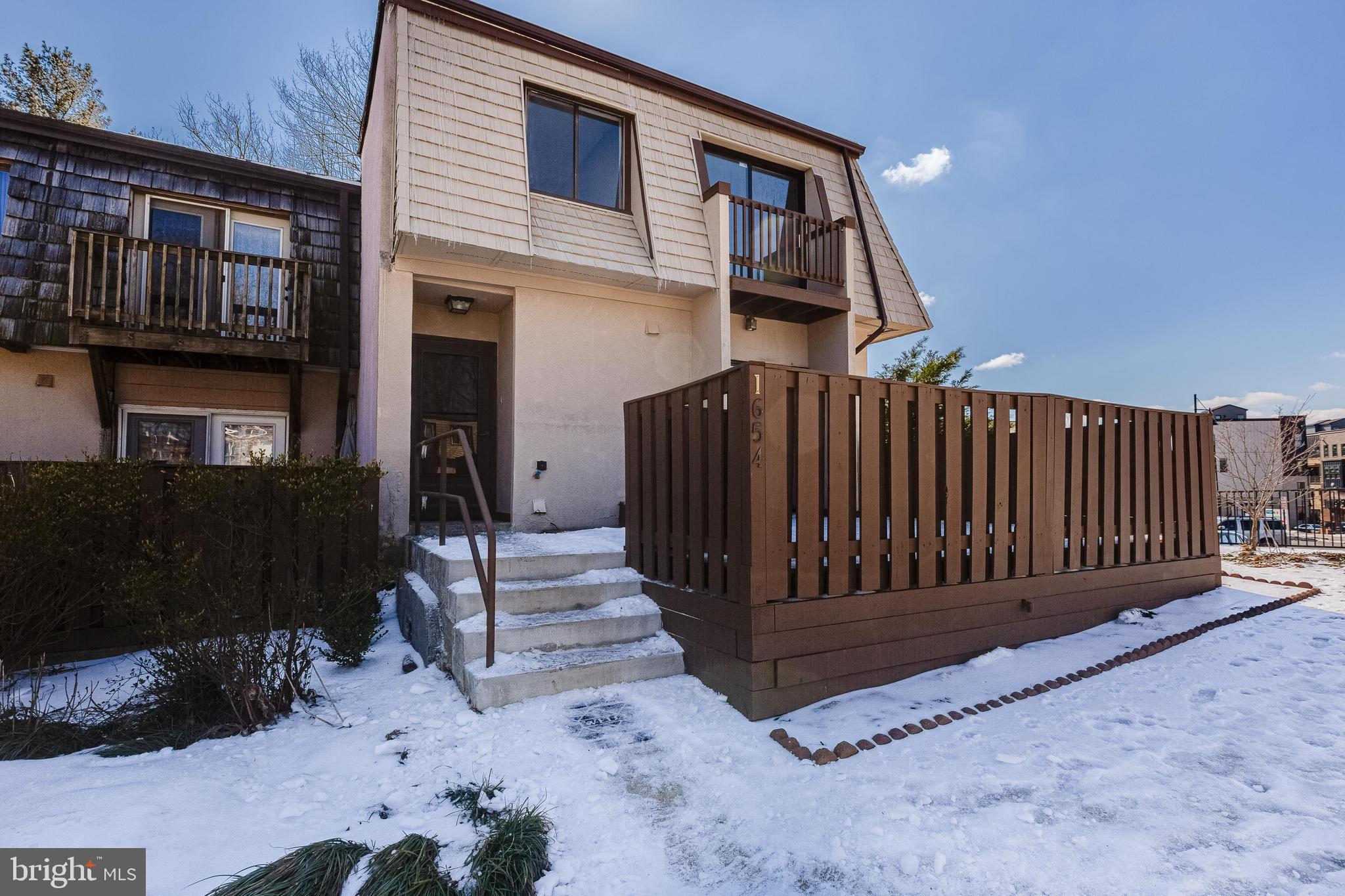 1654 Valencia Way Reston, VA 20190 - Photo 5 of 43 Outside front