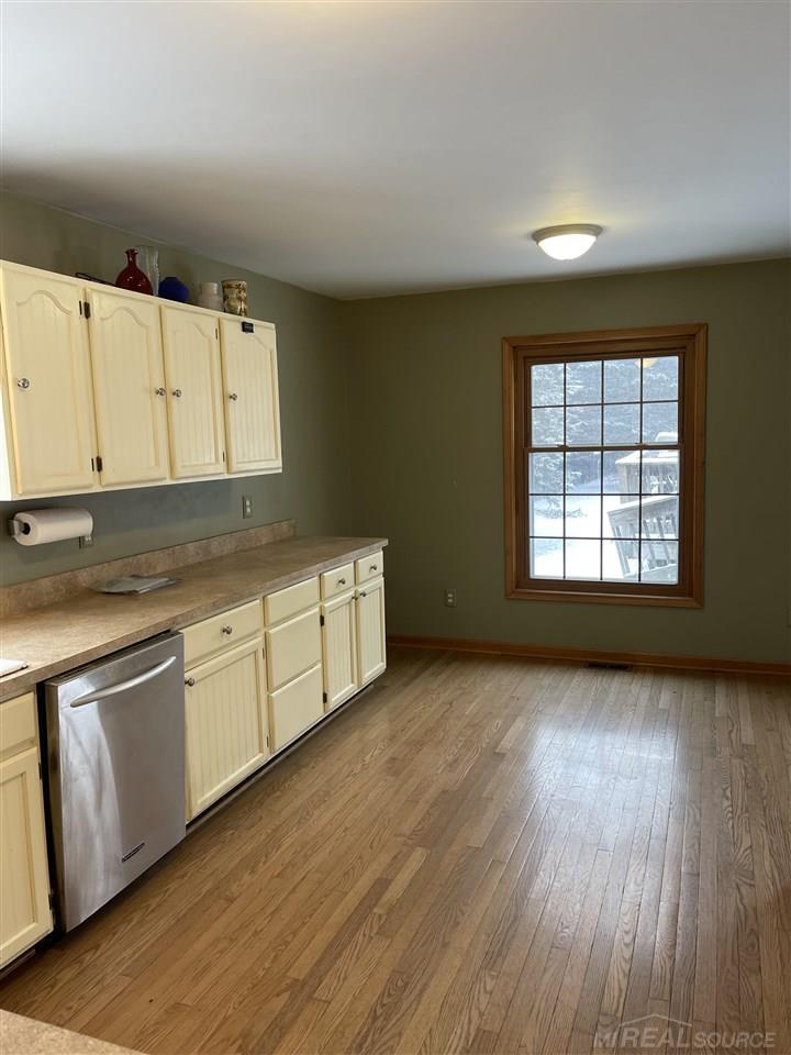 349 Grace Avenue Rochester, MI 48307 - Photo 4 of 31 50064775-3.JPG