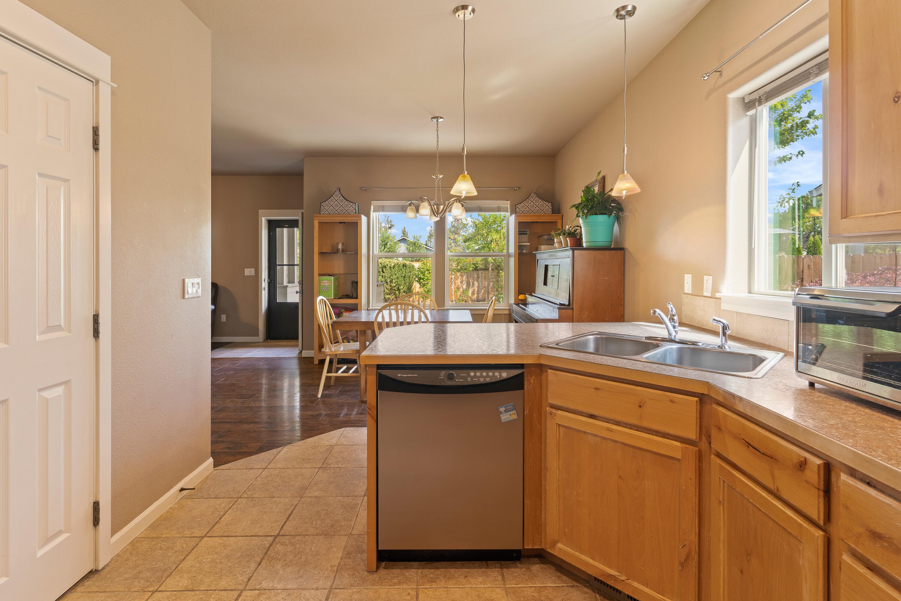 1351 Southwest 27th Street Redmond, OR 97756 - Photo 12 of 24 DSC09066-2