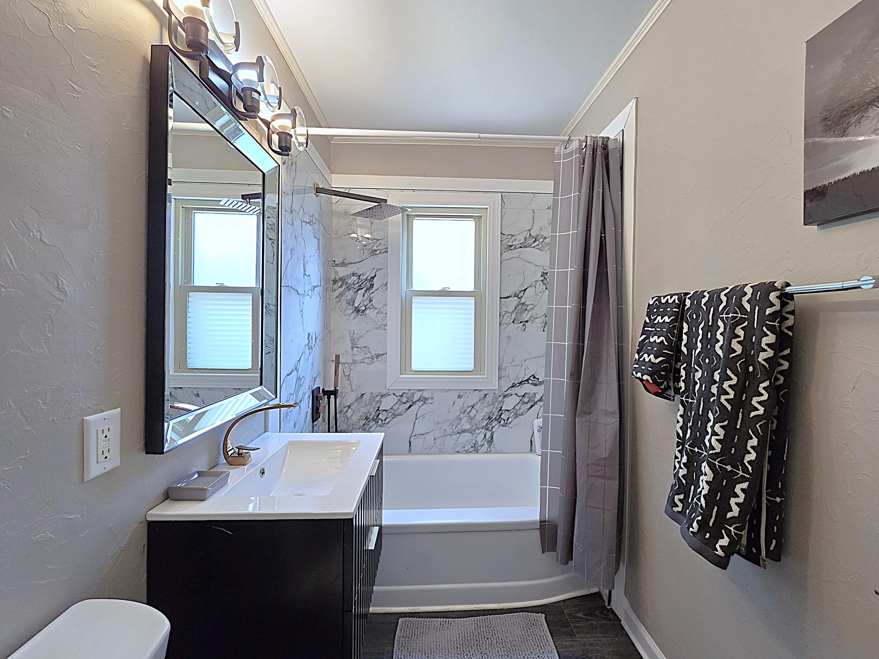3334 North 92nd Street Milwaukee, WI 53222 - Photo 15 of 44 Main Floor Bath