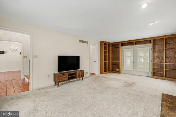 a view of livingroom with furniture