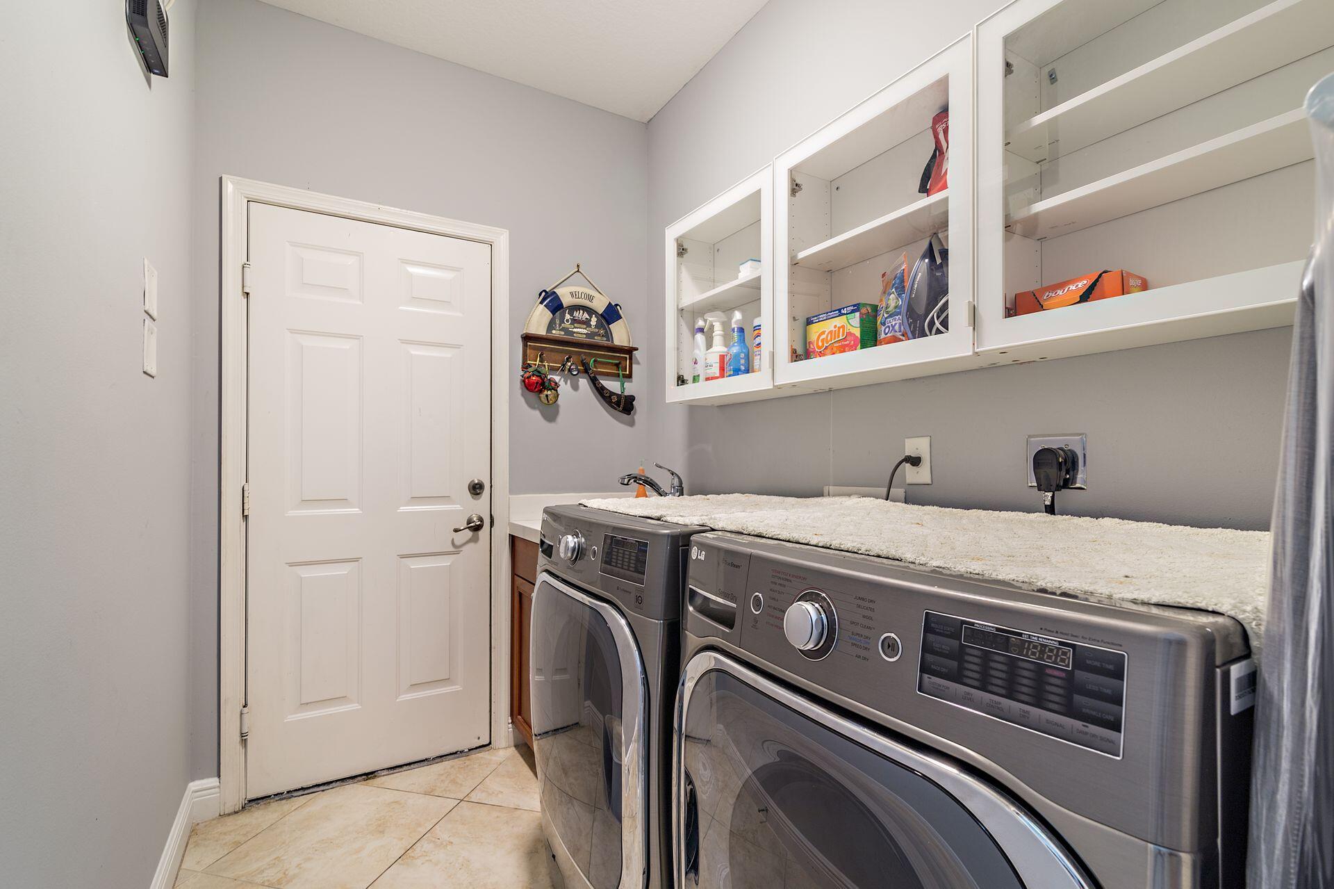 6813 Wilson Road West Palm Beach, FL 33413 - Photo 22 of 26 a utility room with dryer and washer