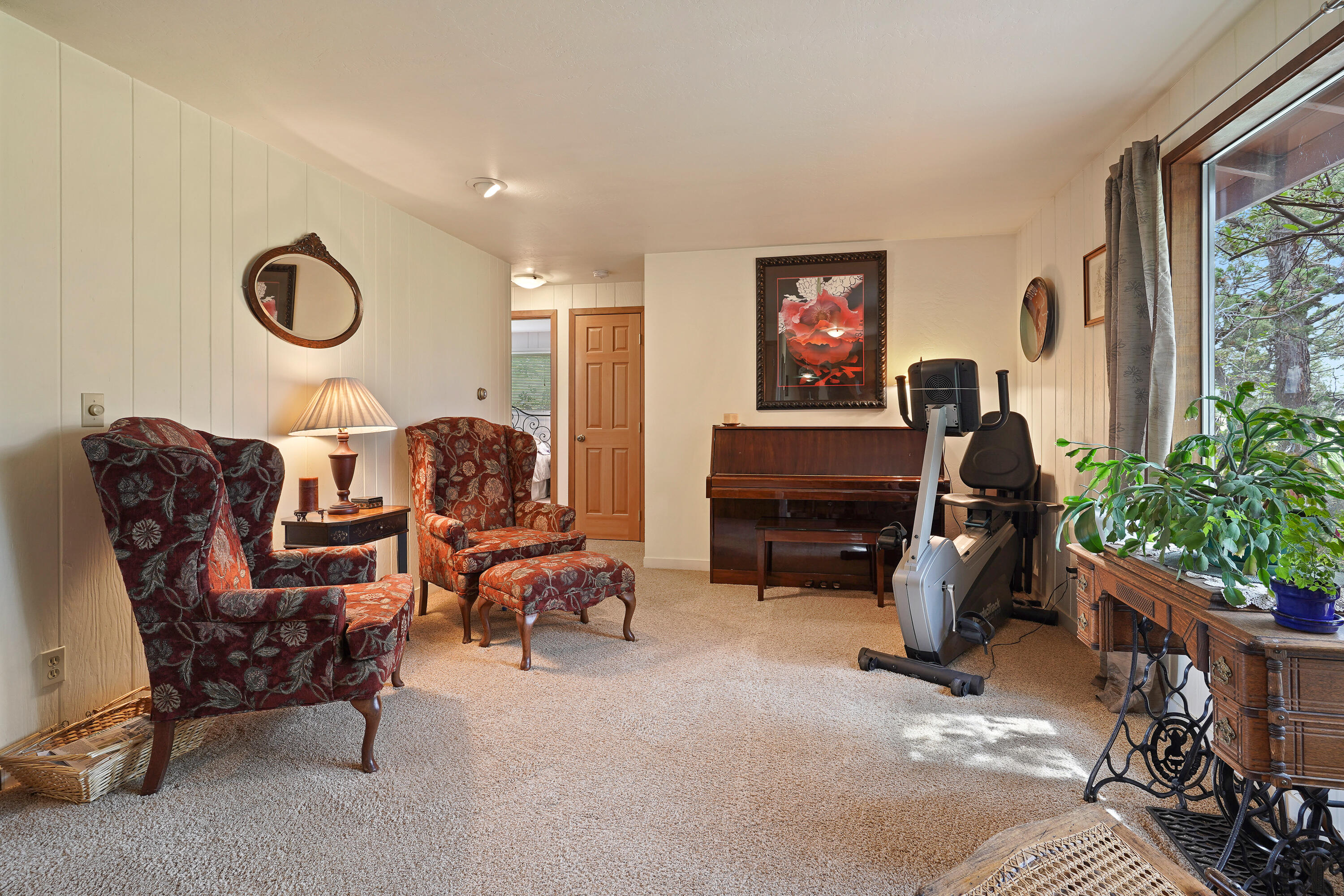 62636 Erickson Road Bend, OR 97701 - Photo 26 of 47 a living room with furniture