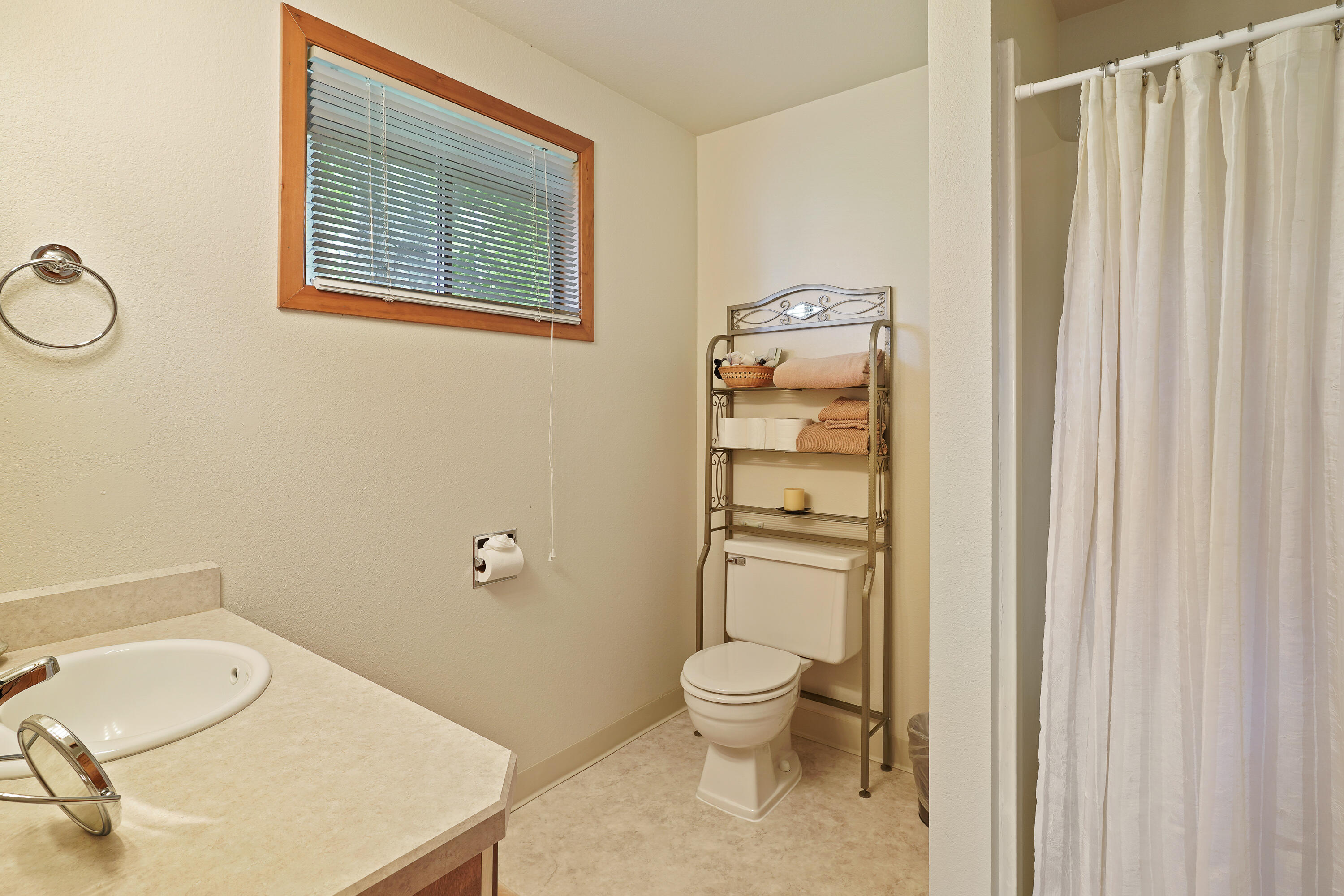 62636 Erickson Road Bend, OR 97701 - Photo 32 of 47 a bathroom with a toilet and a sink