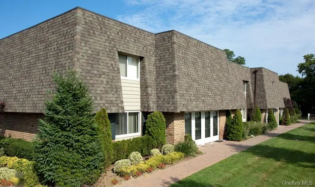 $2,530 | 30 Philip Walk, Unit PW30, West Babylon, NY 11704