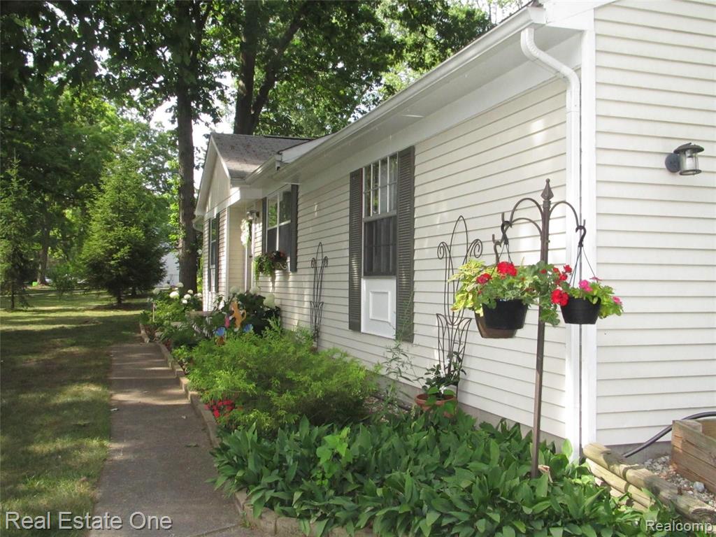 1260 Delta Road Walled Lake, MI 48390 - Photo 2 of 32