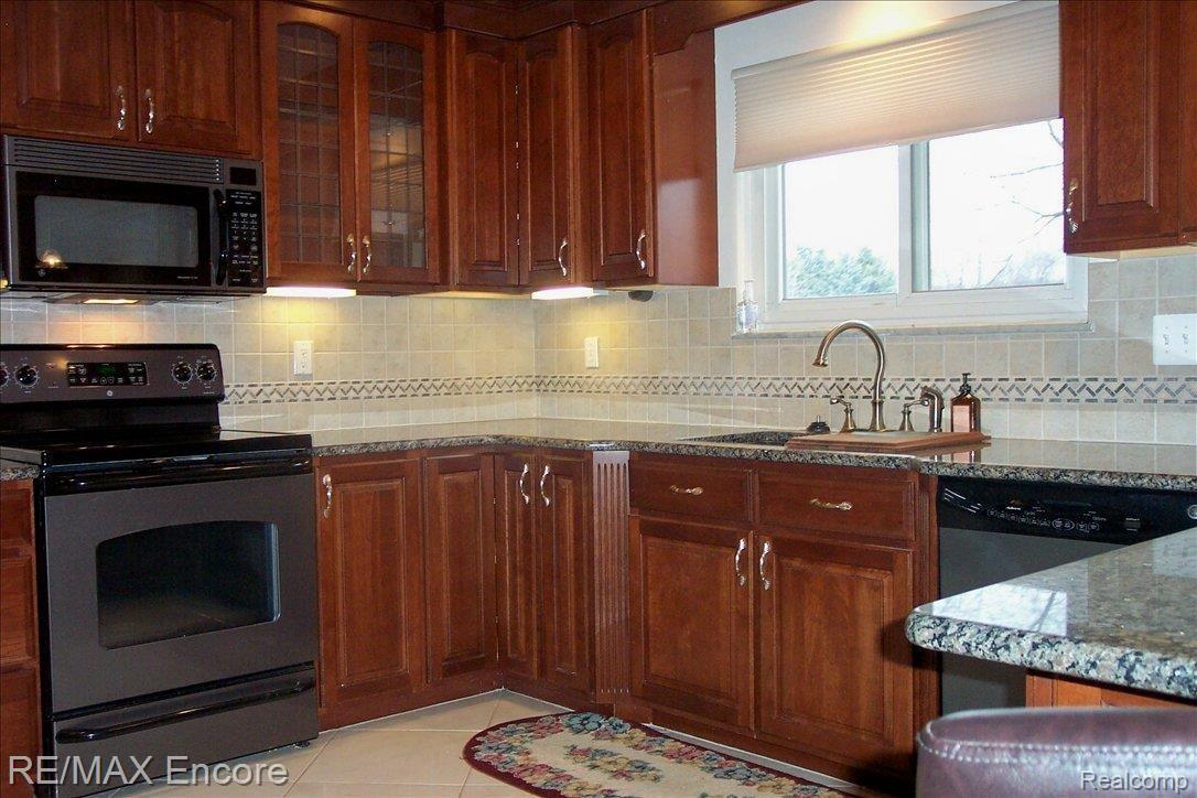 13300 Rattalee Lake Road Davisburg, MI 48350 - Photo 6 of 25 Kitchen
