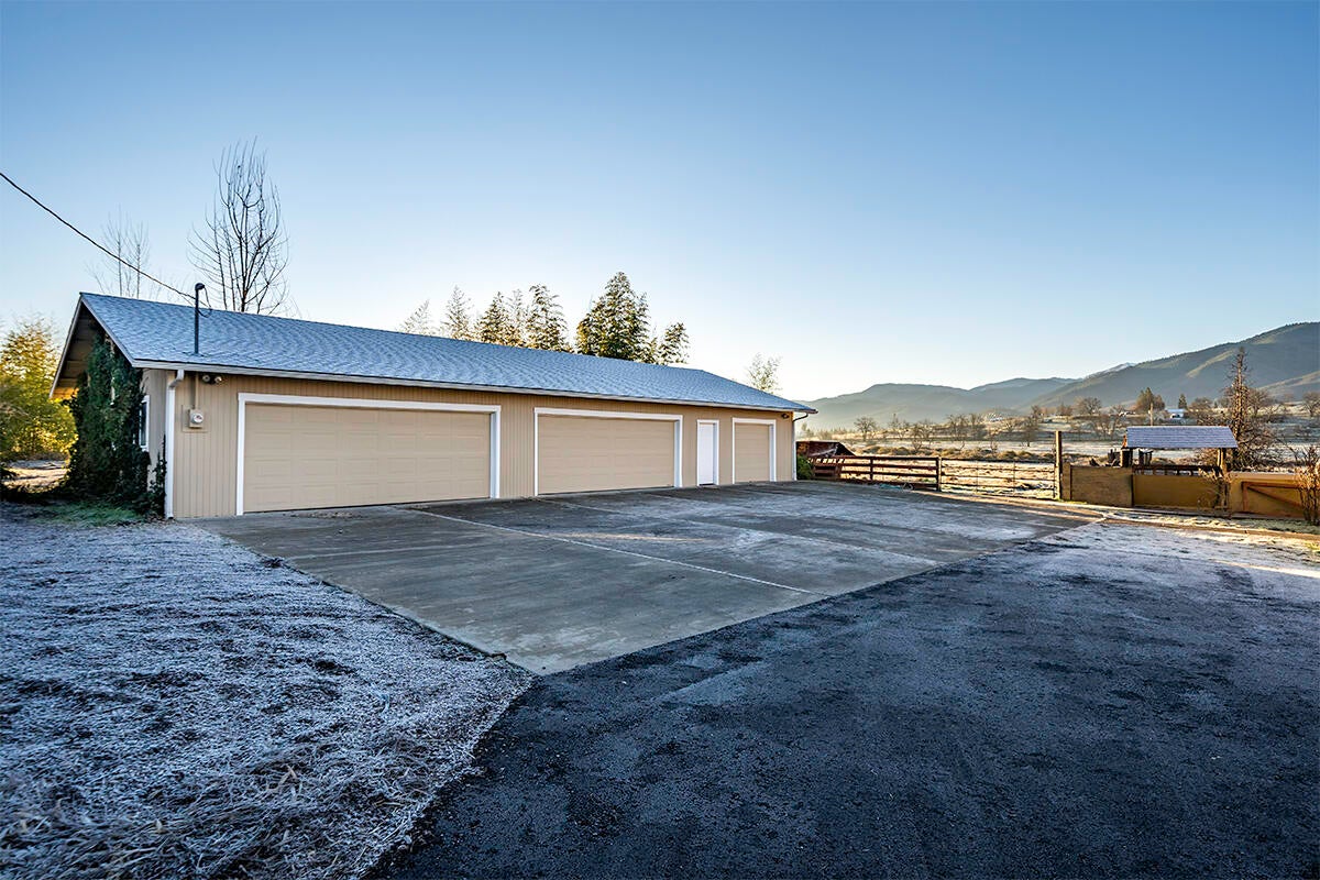 148 East Valley View Road Ashland, OR 97520 - Photo 4 of 43 4