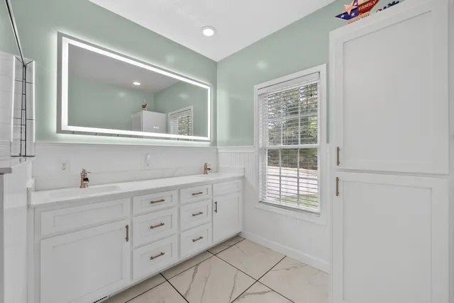 a view of a back yard