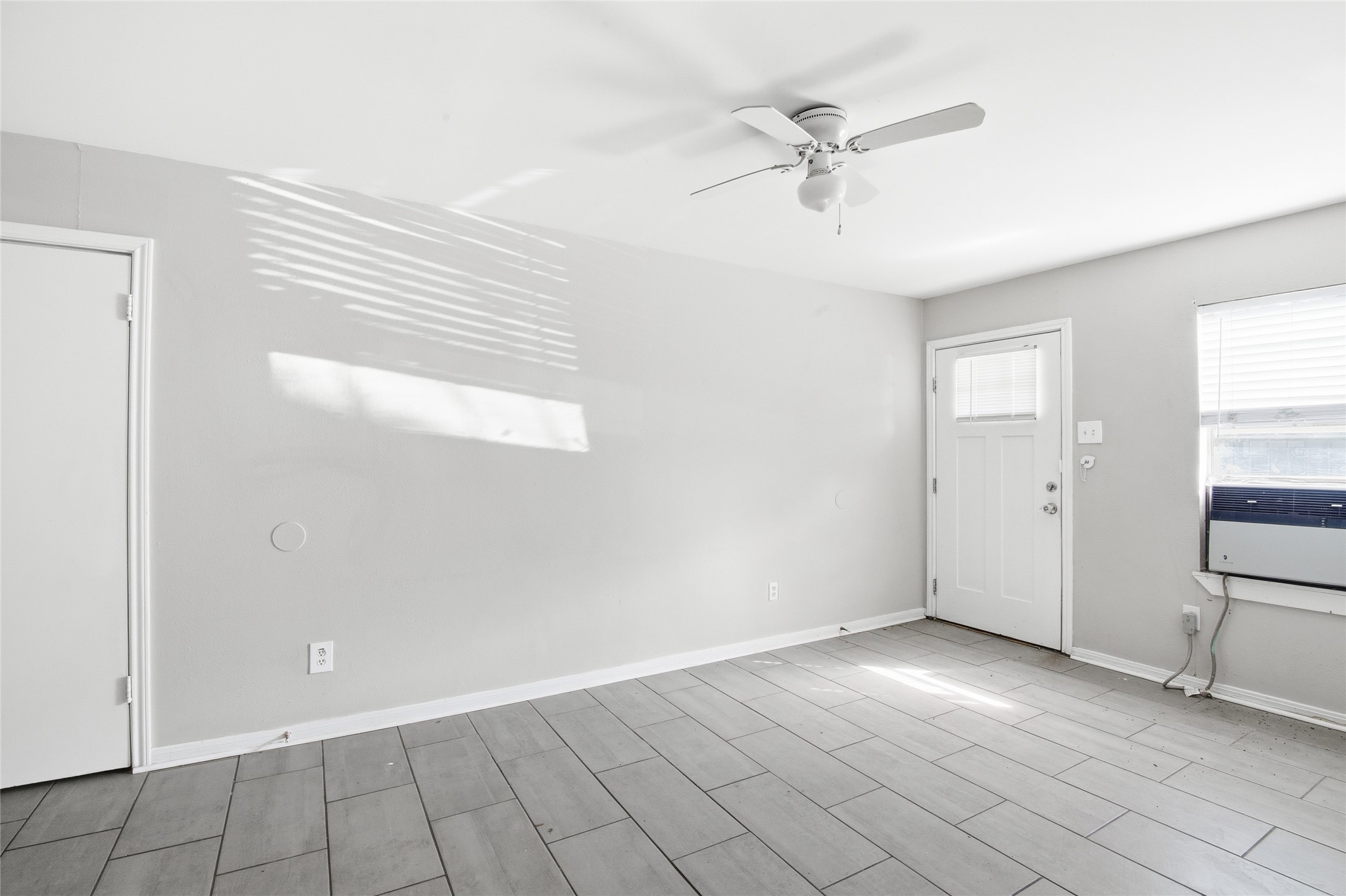 5010 Ennis Street, Unit 3 Houston, TX 77004 - Photo 2 of 12 a view of an empty room with a window