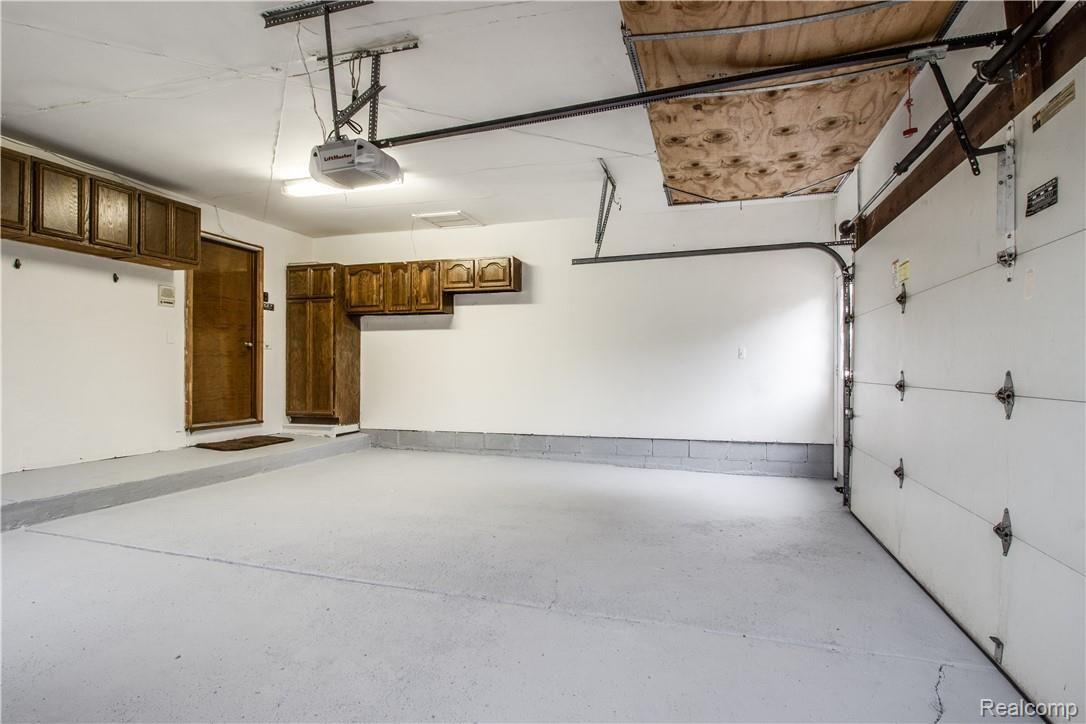 35526 Springvale Street Farmington, MI 48331 - Photo 43 of 51 Garage