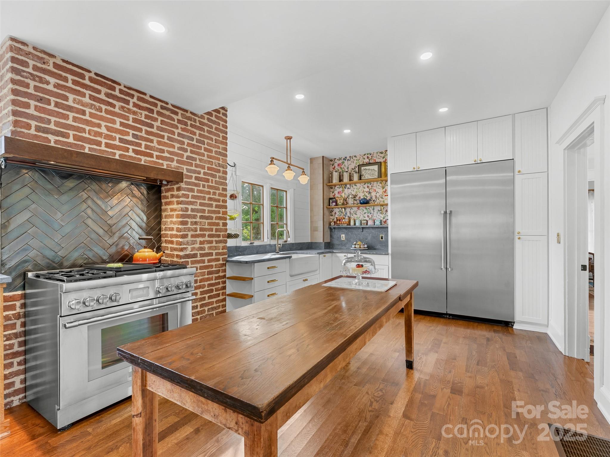 505 North Country Club Road Brevard, NC 28712 - Photo 18 of 48 a kitchen with refrigerator and stove