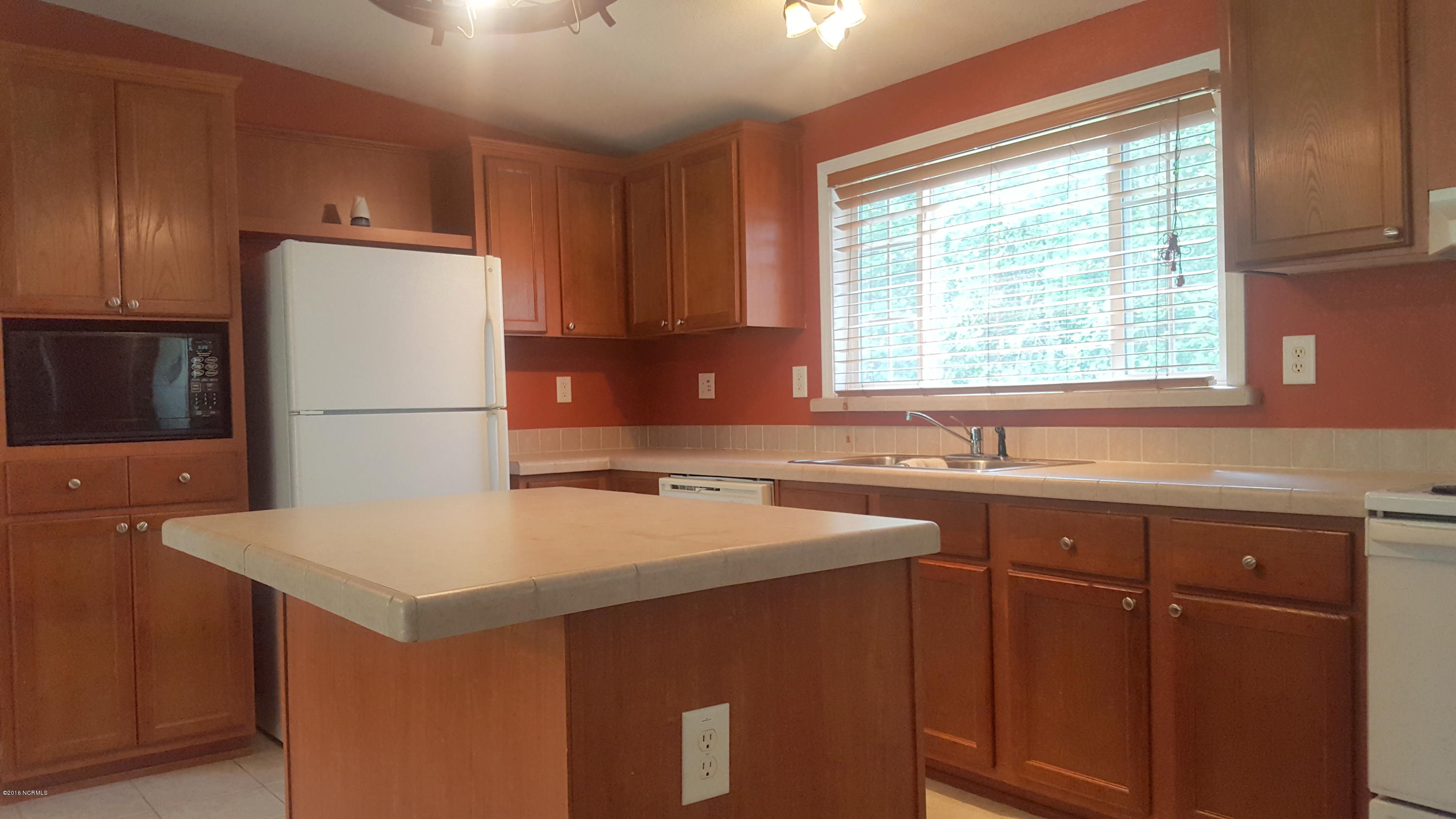 5063 Blueberry Road Currie, NC 28435 - Photo 5 of 11 5063 Blueberry Road Kitchen