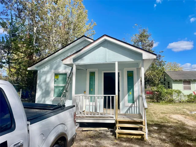 a view of house with a outdoor space