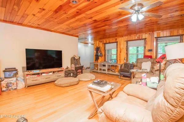 $539,900 | 117 Coyote Lane, Oneida, TN 37841