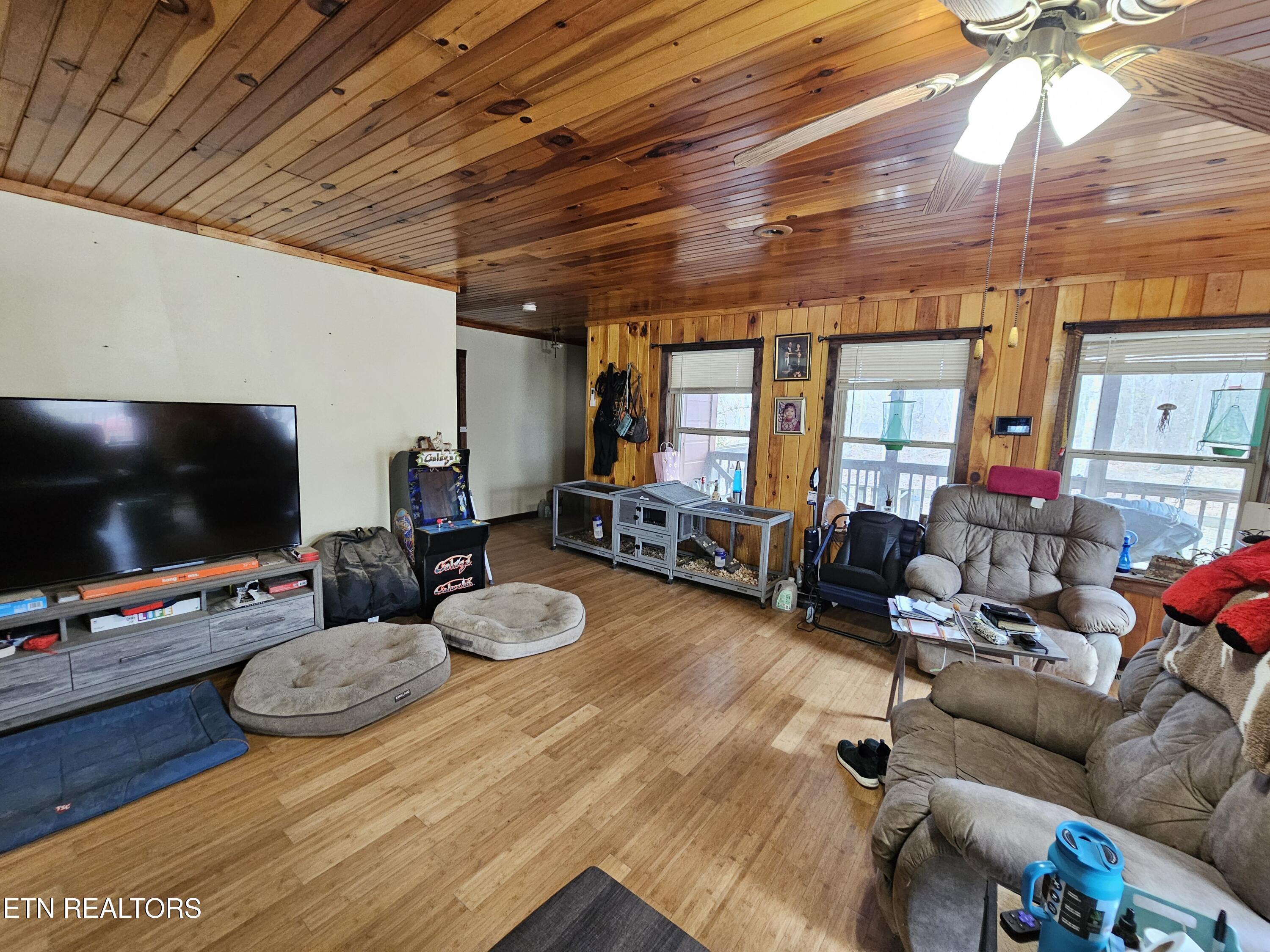 117 Coyote Lane Oneida, TN 37841 - Photo 12 of 60 Living Room