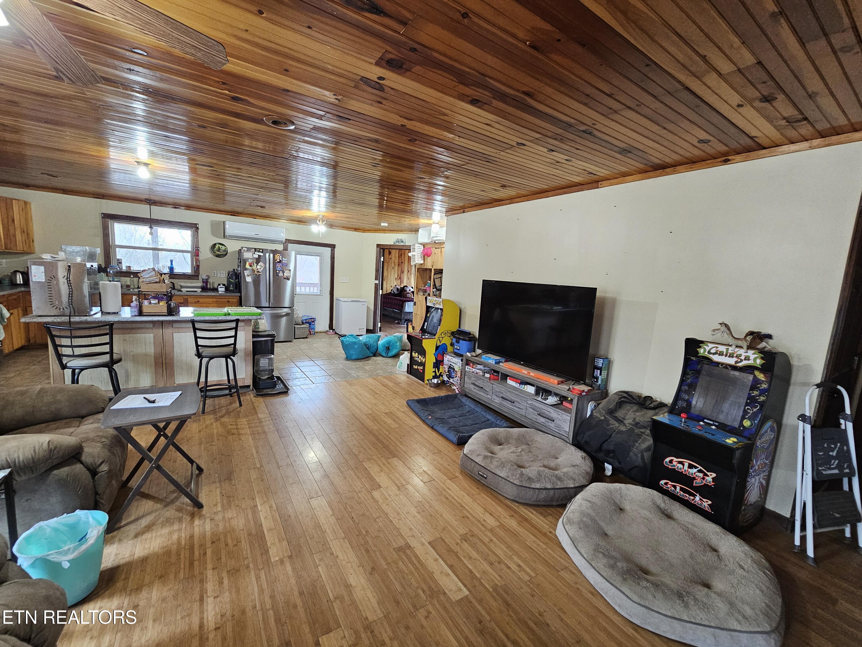 117 Coyote Lane Oneida, TN 37841 - Photo 15 of 60 Living Room